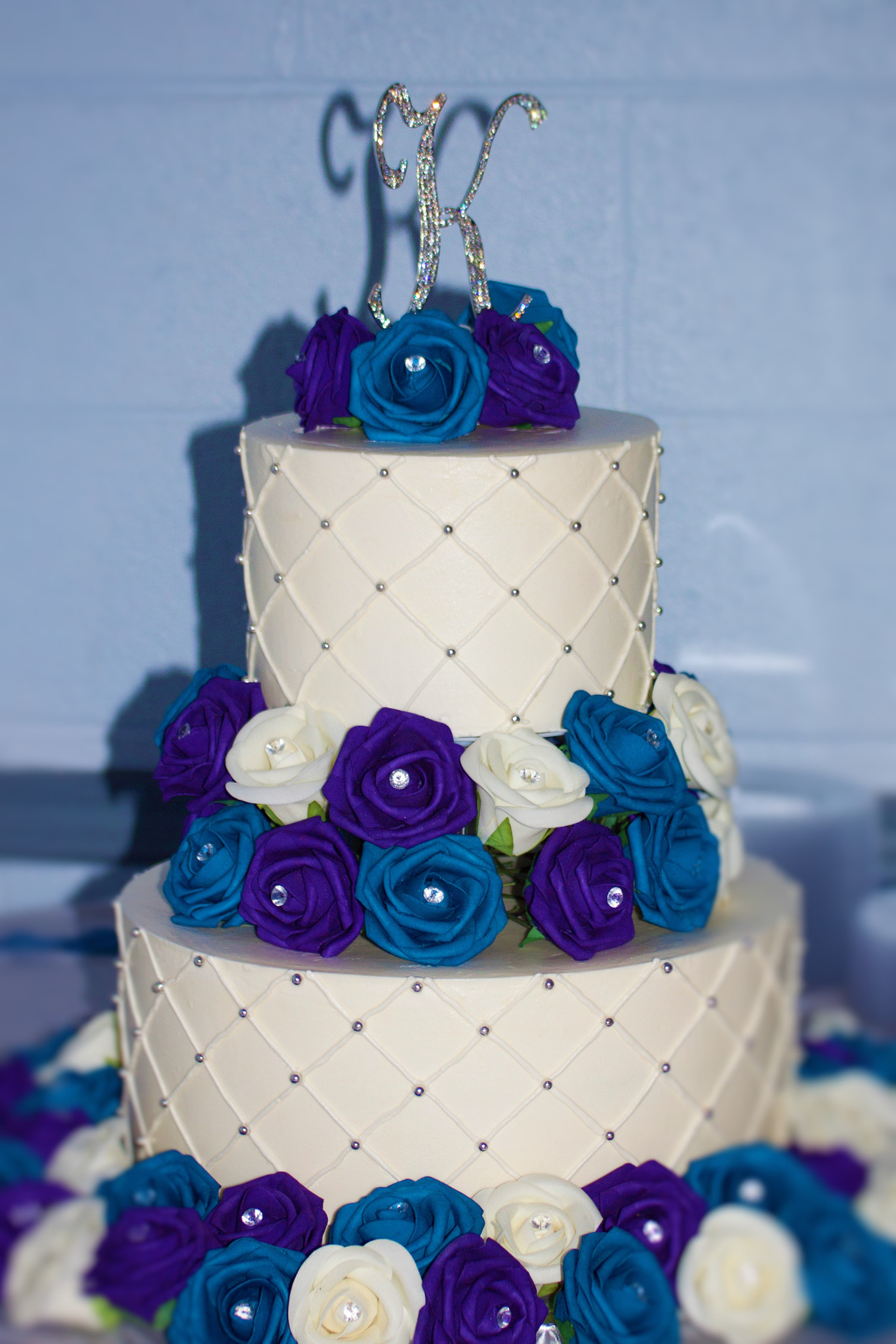 Canon EOS 500D (EOS Rebel T1i / EOS Kiss X3) + Canon EF 55-200mm f/4.5-5.6 sample photo. Blue purple & silver wedding cake with flowers photography