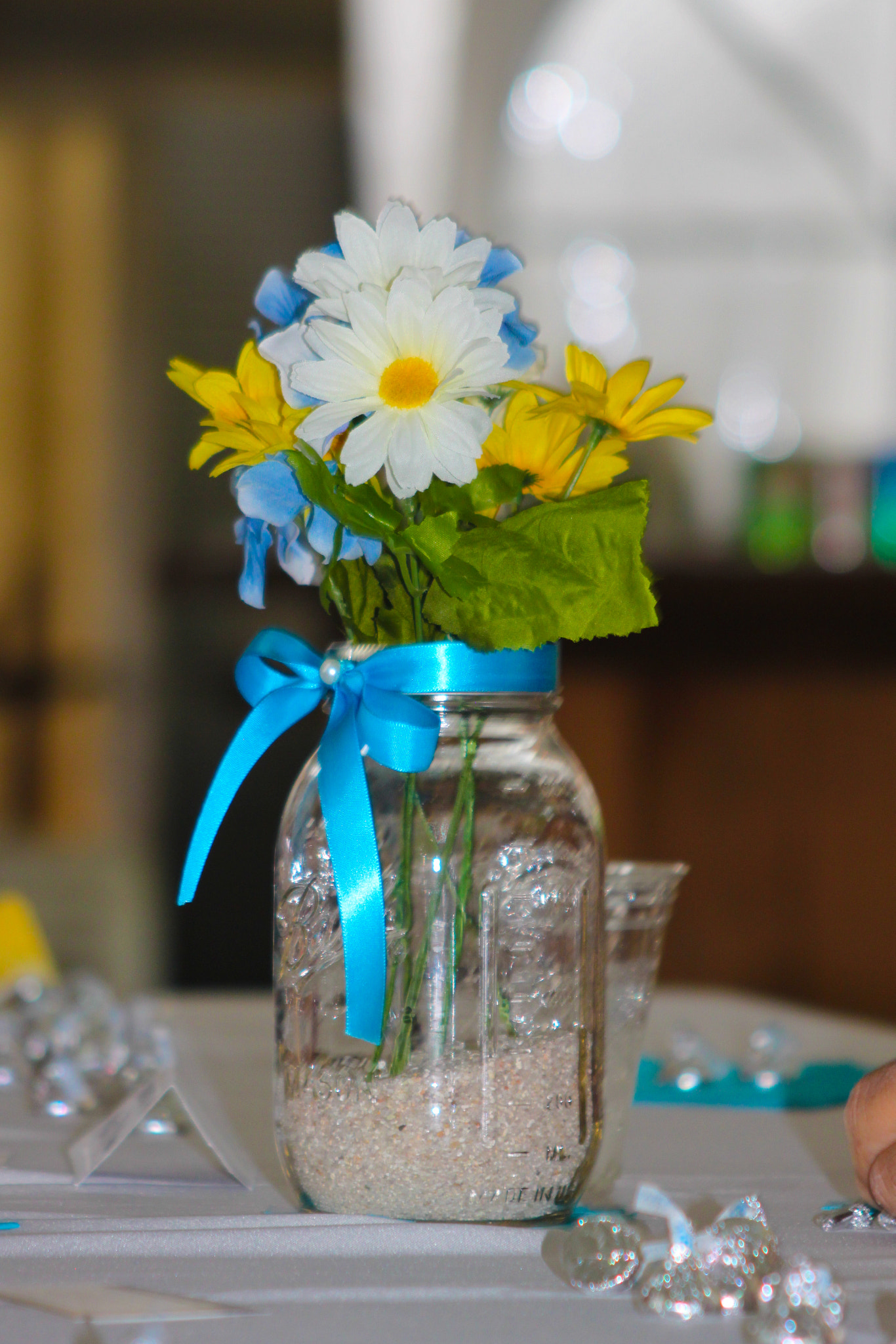 Canon EOS 500D (EOS Rebel T1i / EOS Kiss X3) + Canon EF 55-200mm f/4.5-5.6 sample photo. Blue & yellow mason jar gerber daisies photography