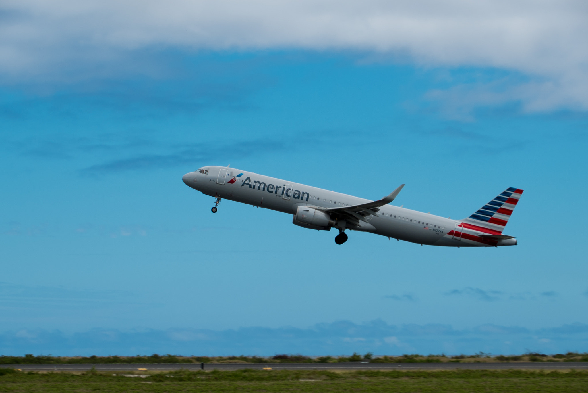 Sony a7S + Sony E 18-200mm F3.5-6.3 OSS sample photo. American airlines photography