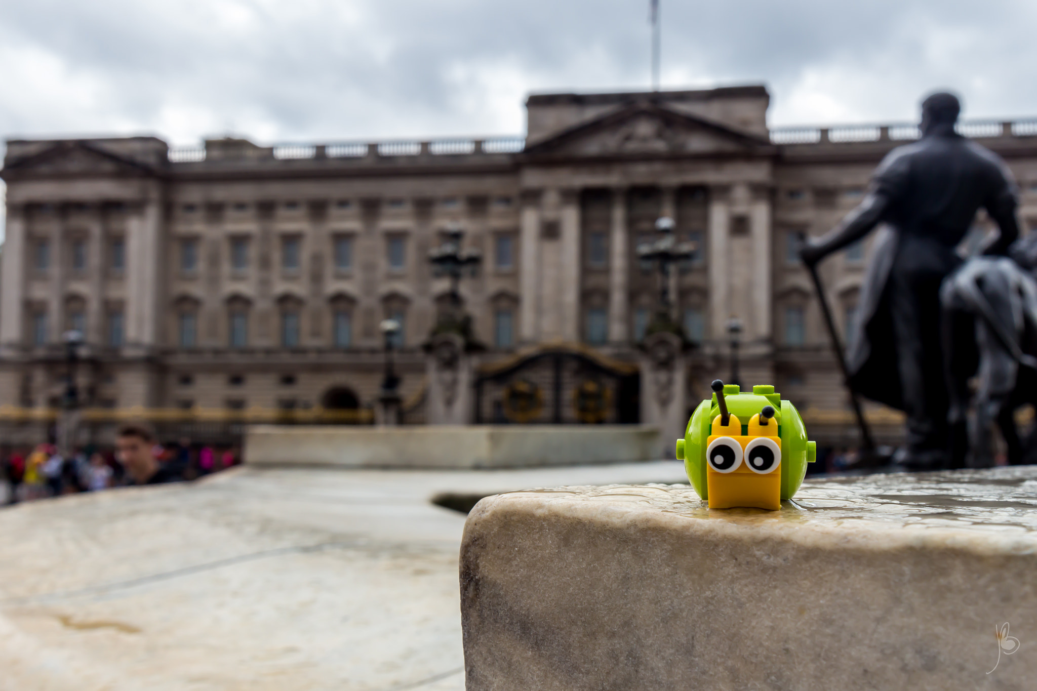 Canon EF 24-70mm F4L IS USM sample photo. A snail's life (7) - rainy day on buckingham palace photography