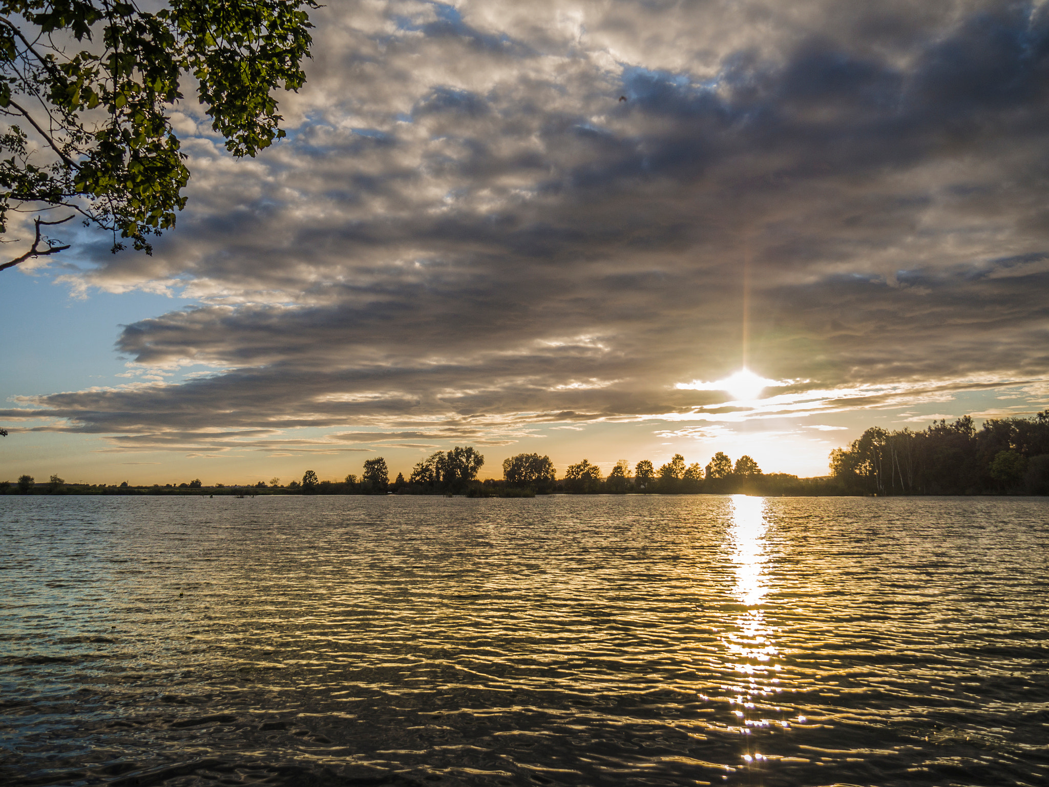 OLYMPUS M.14-150mm F4.0-5.6 II sample photo. Sunset at the lake... photography
