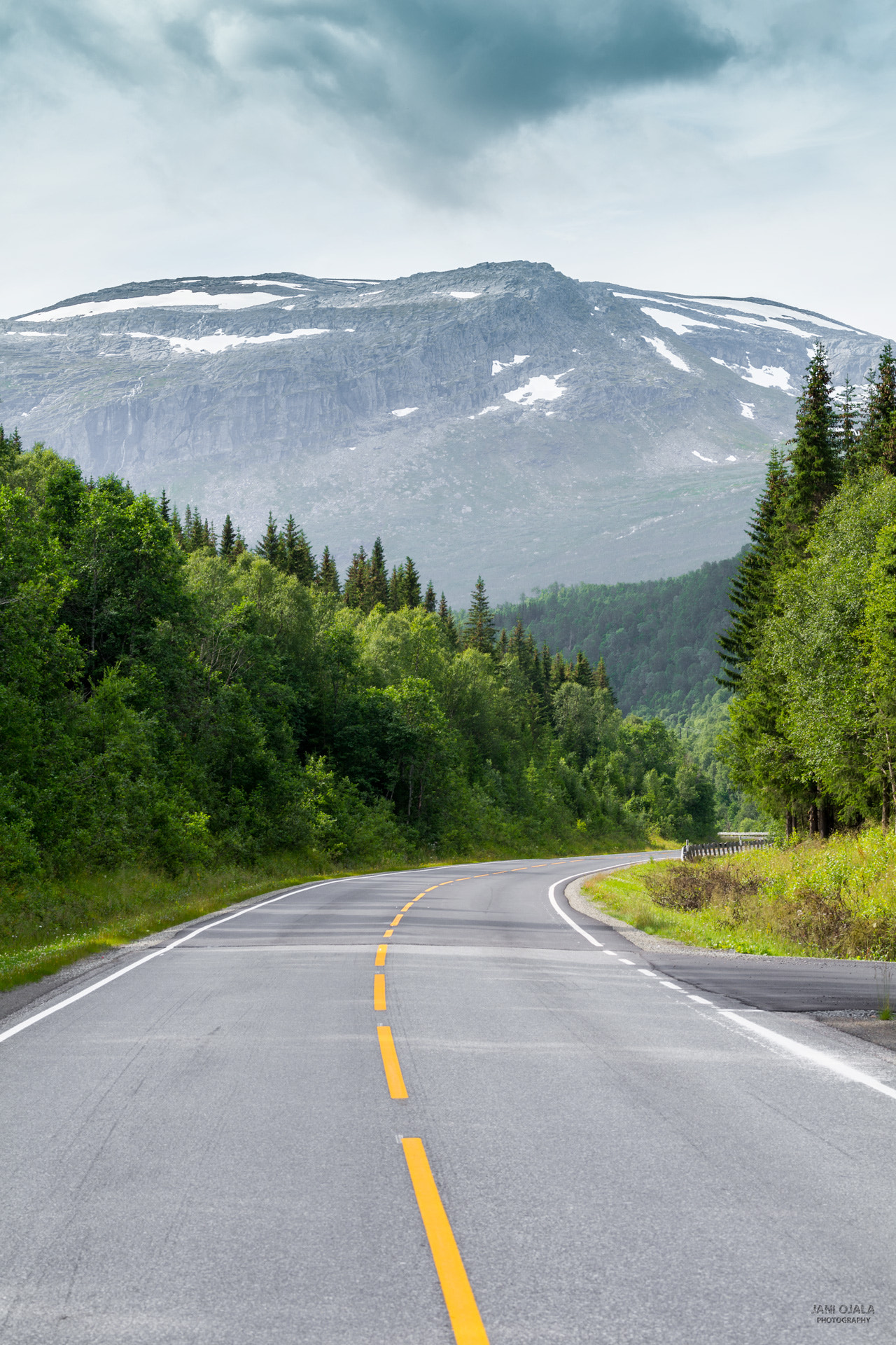 Nikon AF-S Nikkor 70-200mm F2.8G ED VR II sample photo. Highway to mountains photography
