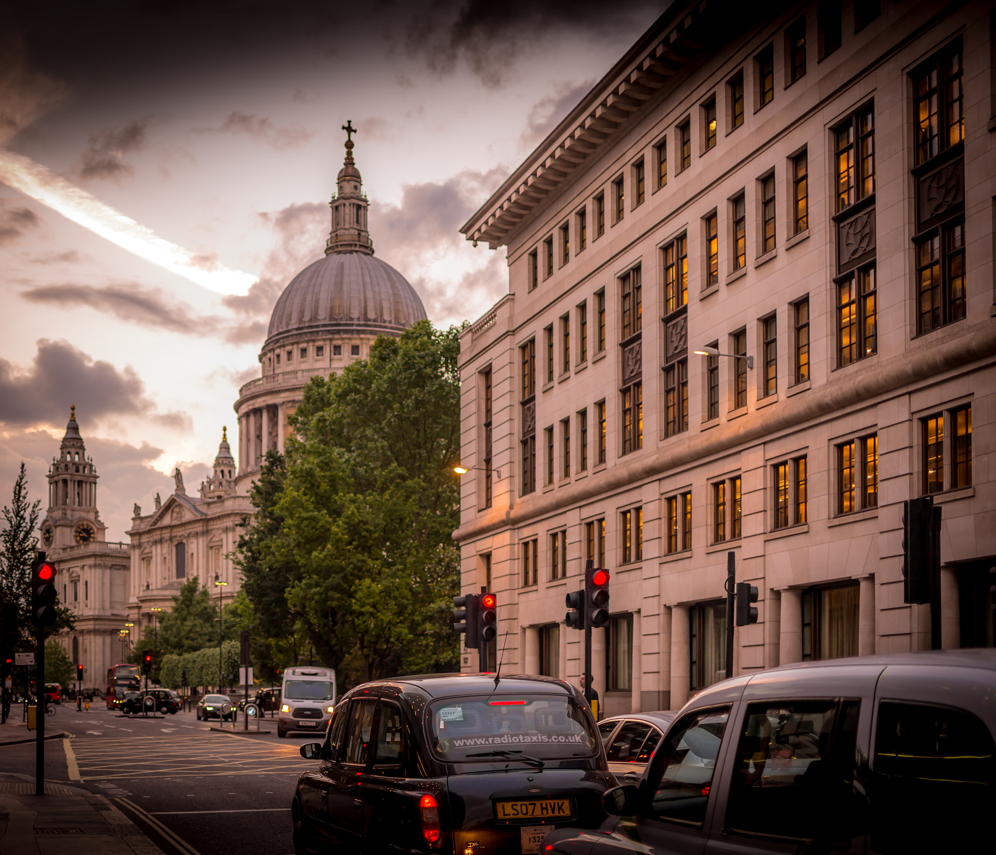 Nikon D600 + Nikon AF-S DX Nikkor 35mm F1.8G sample photo. St paul's cathedral photography