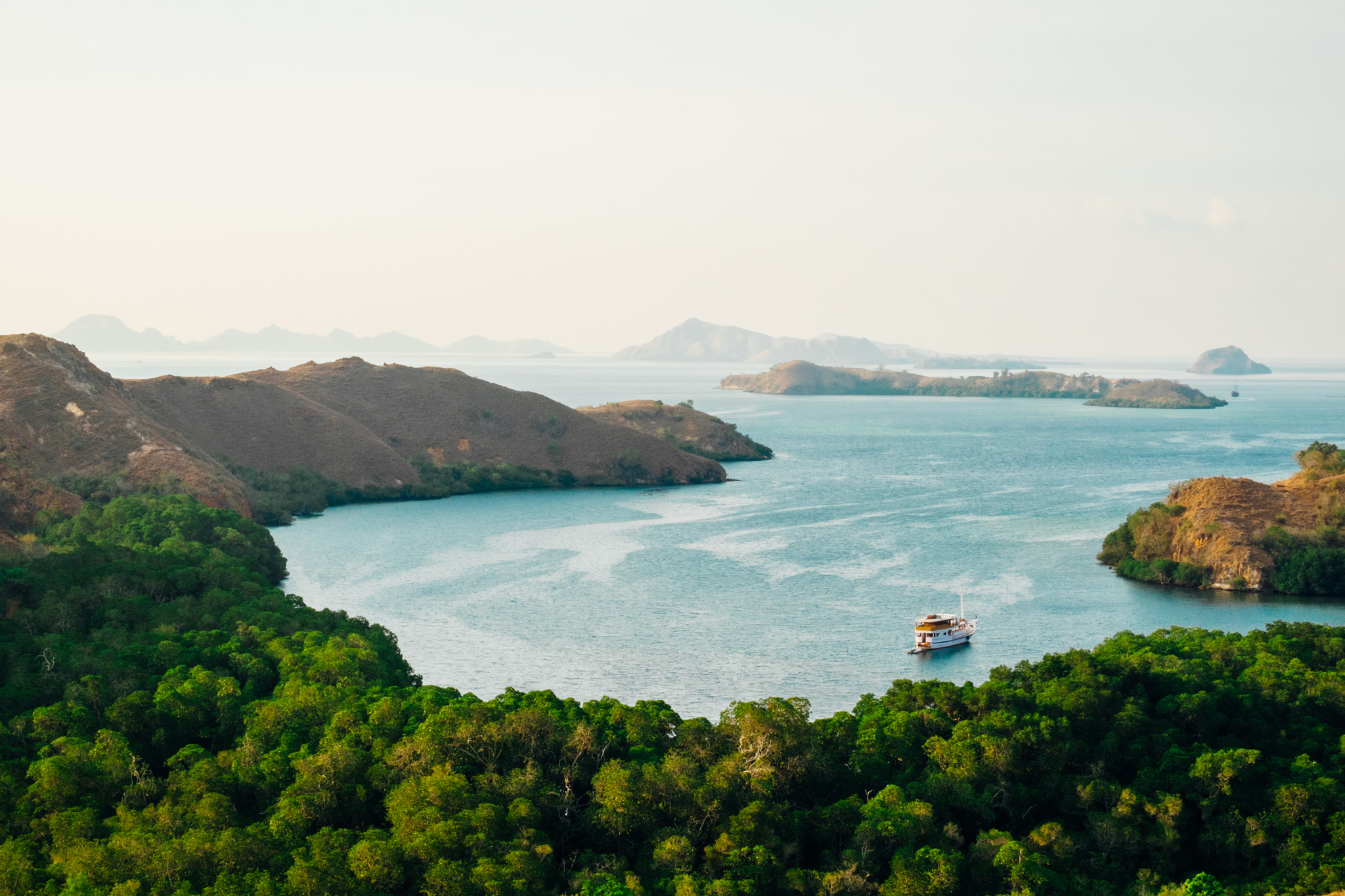 Fujifilm X-E2 + Fujifilm XC 50-230mm F4.5-6.7 OIS sample photo. Komodo island, indonesia photography