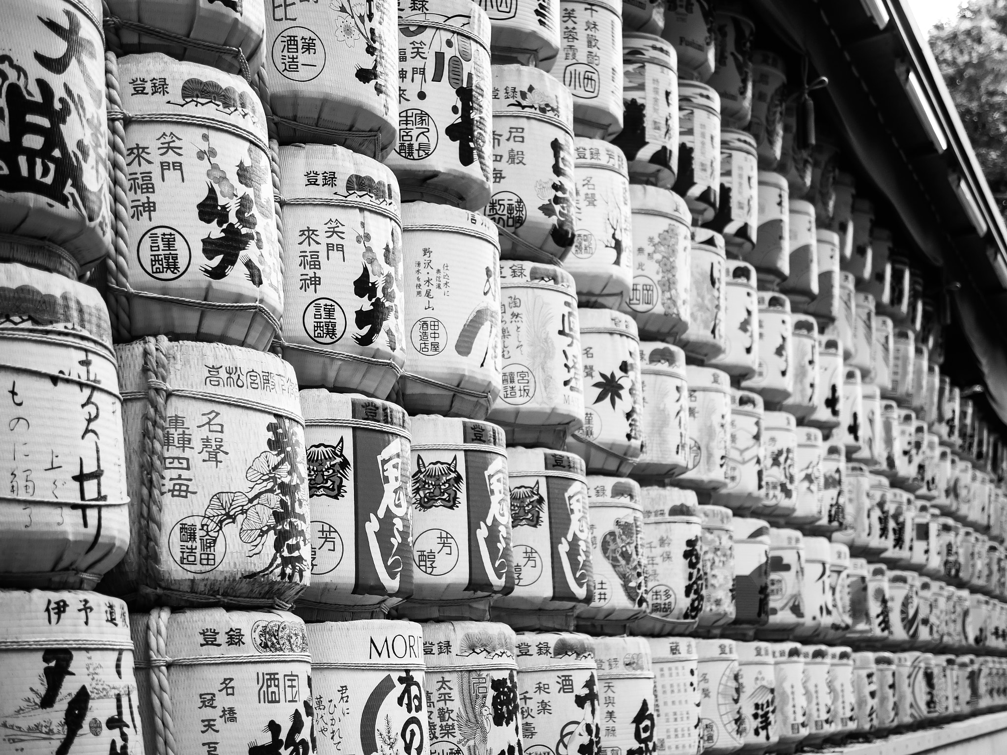 Panasonic Lumix DMC-GX8 + Panasonic Leica DG Summilux 25mm F1.4 II ASPH sample photo. Stacked sake barrels photography