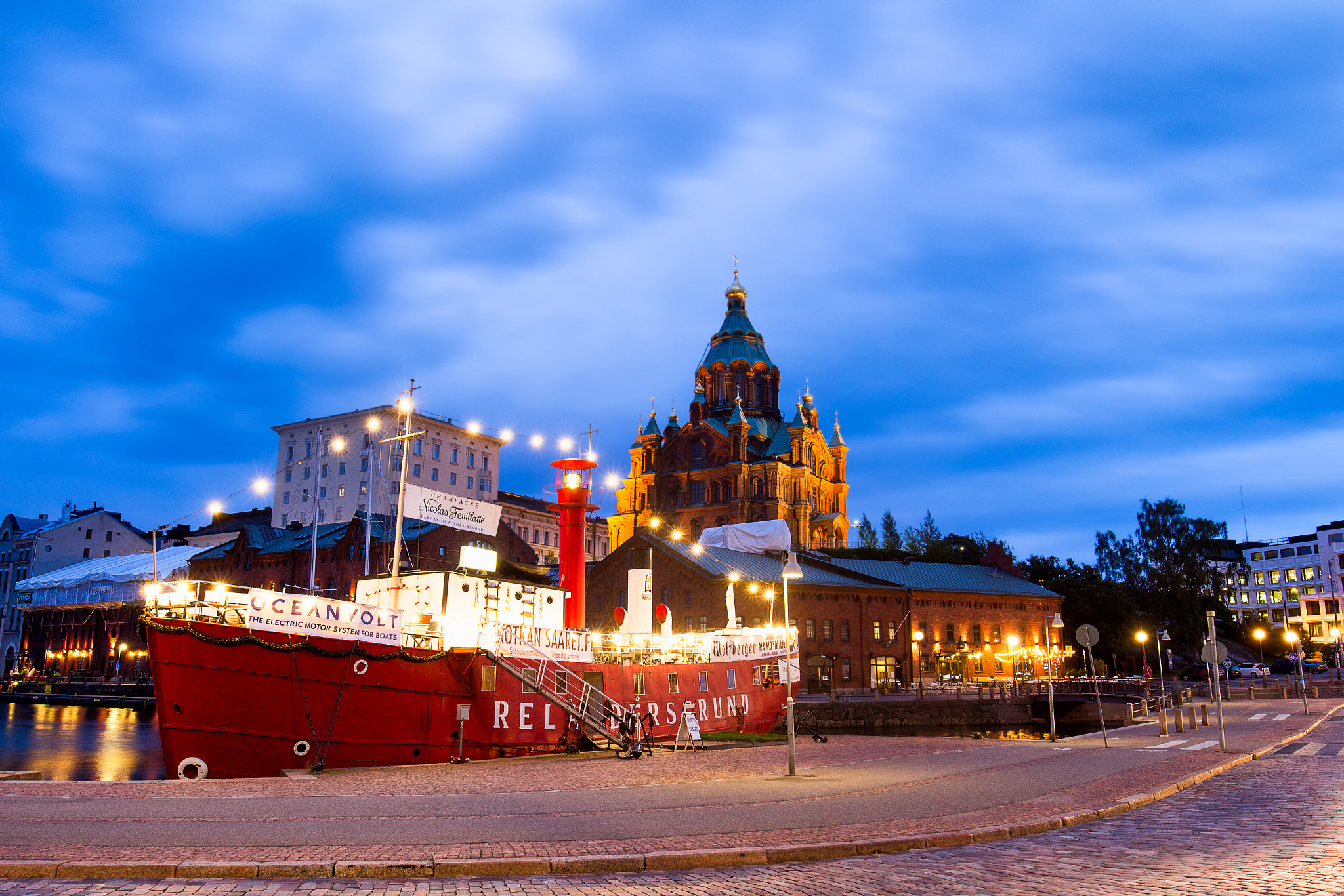 Canon EOS 700D (EOS Rebel T5i / EOS Kiss X7i) + Canon EF 16-35mm F4L IS USM sample photo. North harbor and uspenski cathedral in helsinki photography