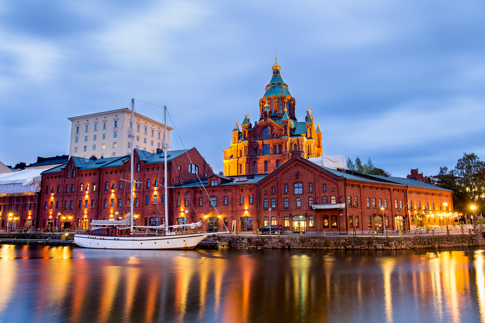 Canon EOS 700D (EOS Rebel T5i / EOS Kiss X7i) + Canon EF 16-35mm F4L IS USM sample photo. The night view of the orthodox uspenski cathedral and the harbour. photography