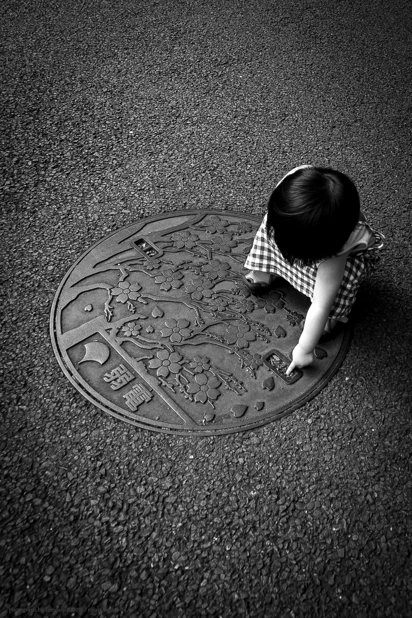 Olympus Zuiko Digital 14-54mm F2.8-3.5 II sample photo. Tokyo manhole photography