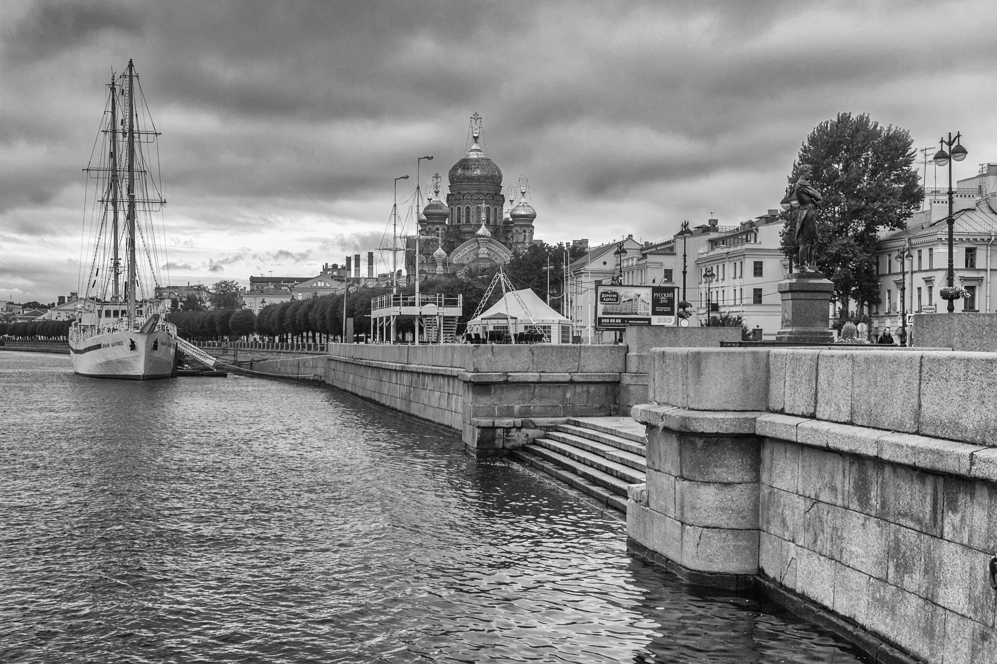 Canon EOS 600D (Rebel EOS T3i / EOS Kiss X5) + Canon TS-E 90mm F2.8 Tilt-Shift sample photo. Sailboat, temple, pub (b&w) - Парусник, храм, паб (ч/б) photography