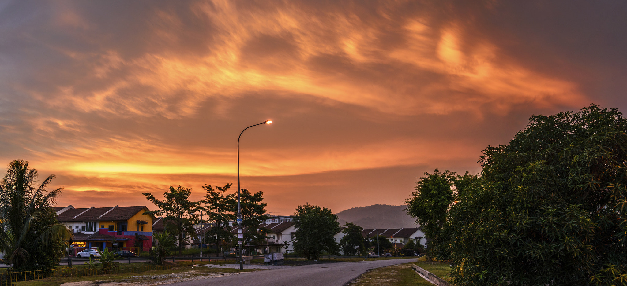 AF Zoom-Nikkor 28-80mm f/3.3-5.6G sample photo. The sky is burning photography