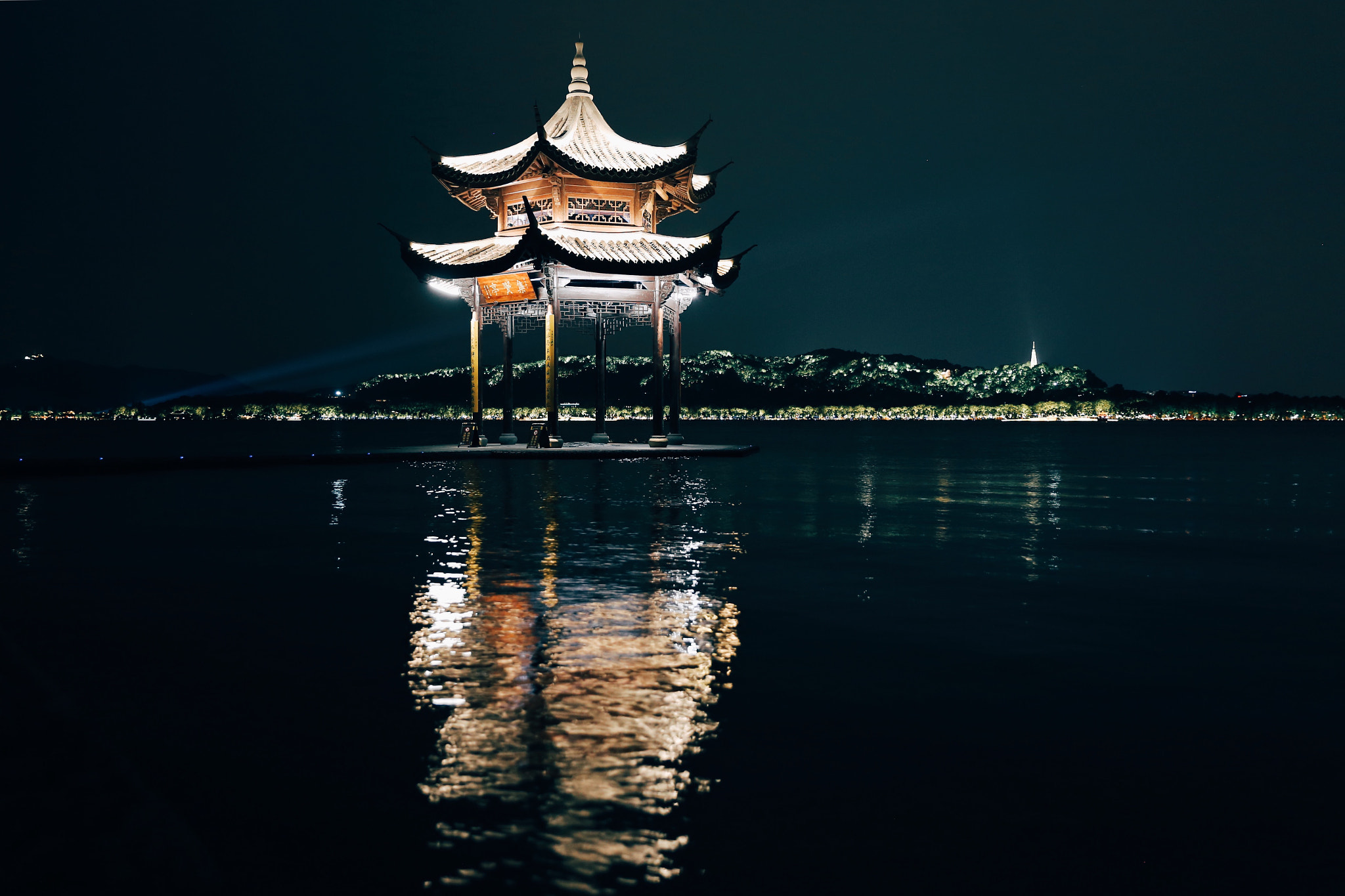 Canon EF 24-70mm F2.8L II USM sample photo. 环湖笙灯不夜景，暮色西子更奢淫。自古英雄甘迷醉，帝王焉鼓向北心。 photography
