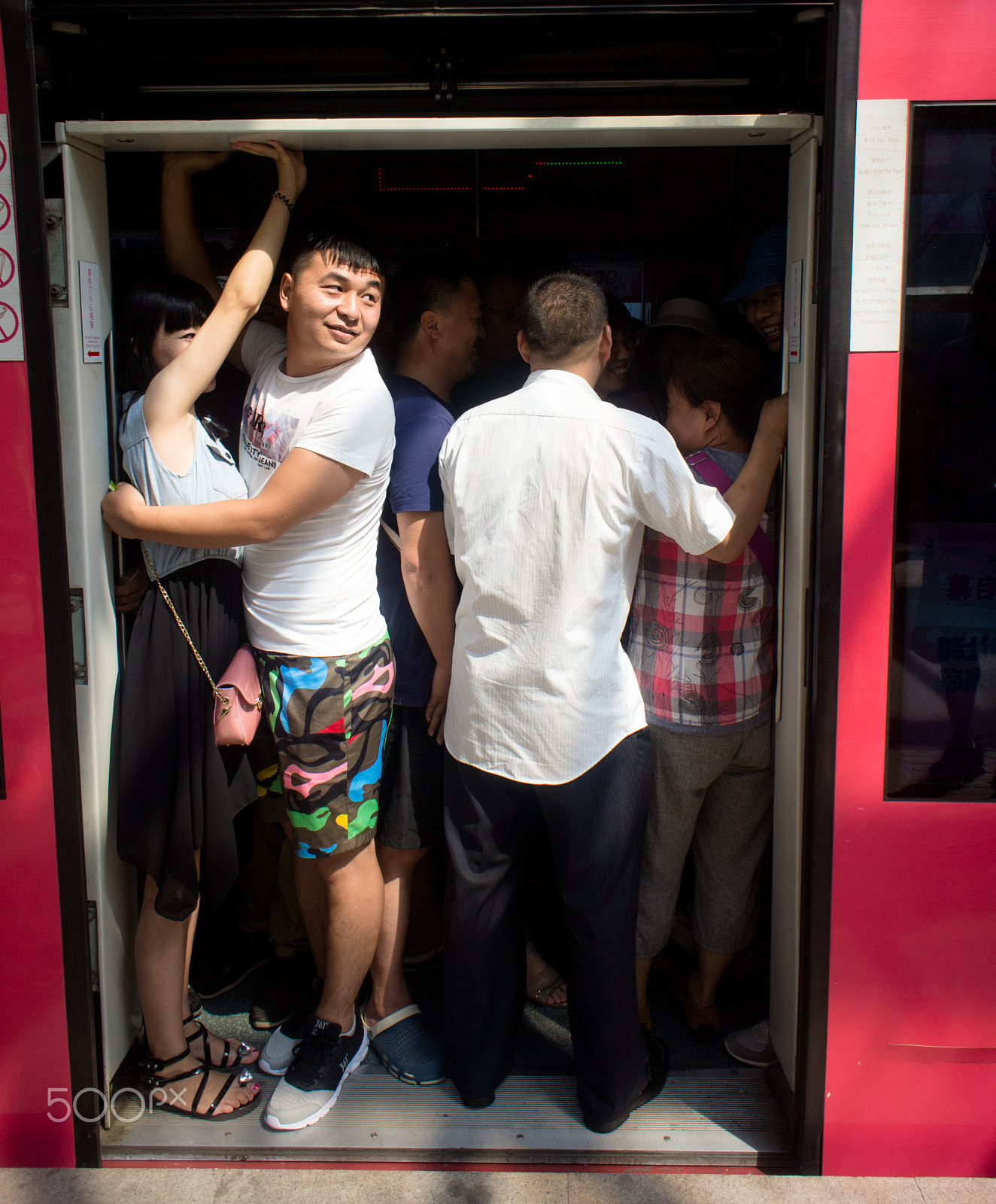 Sony Alpha NEX-5 + Sony E 16mm F2.8 sample photo. Crowded subway photography