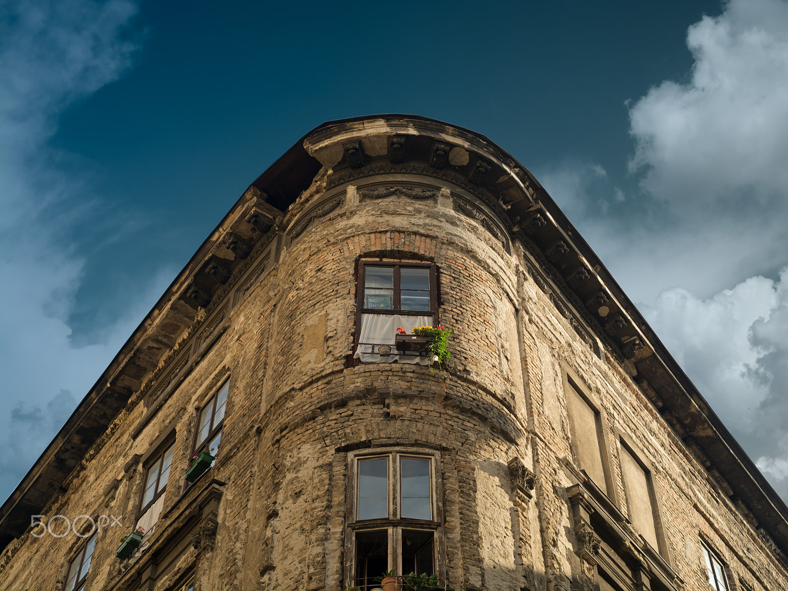 Nikon D7100 + AF Zoom-Nikkor 35-70mm f/2.8 sample photo. The house and the time photography