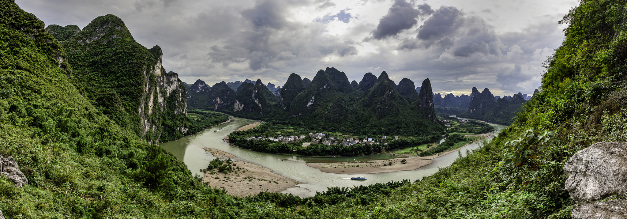 Canon EOS 5DS R + Canon EF 17-40mm F4L USM sample photo. Horseshoe bend near yangshuo photography