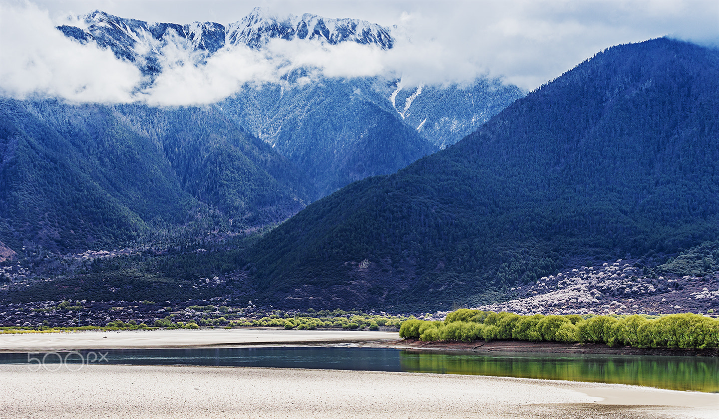 Sony a99 II + Minolta/Sony AF 70-200mm F2.8 G sample photo. Yarluzangbu river photography