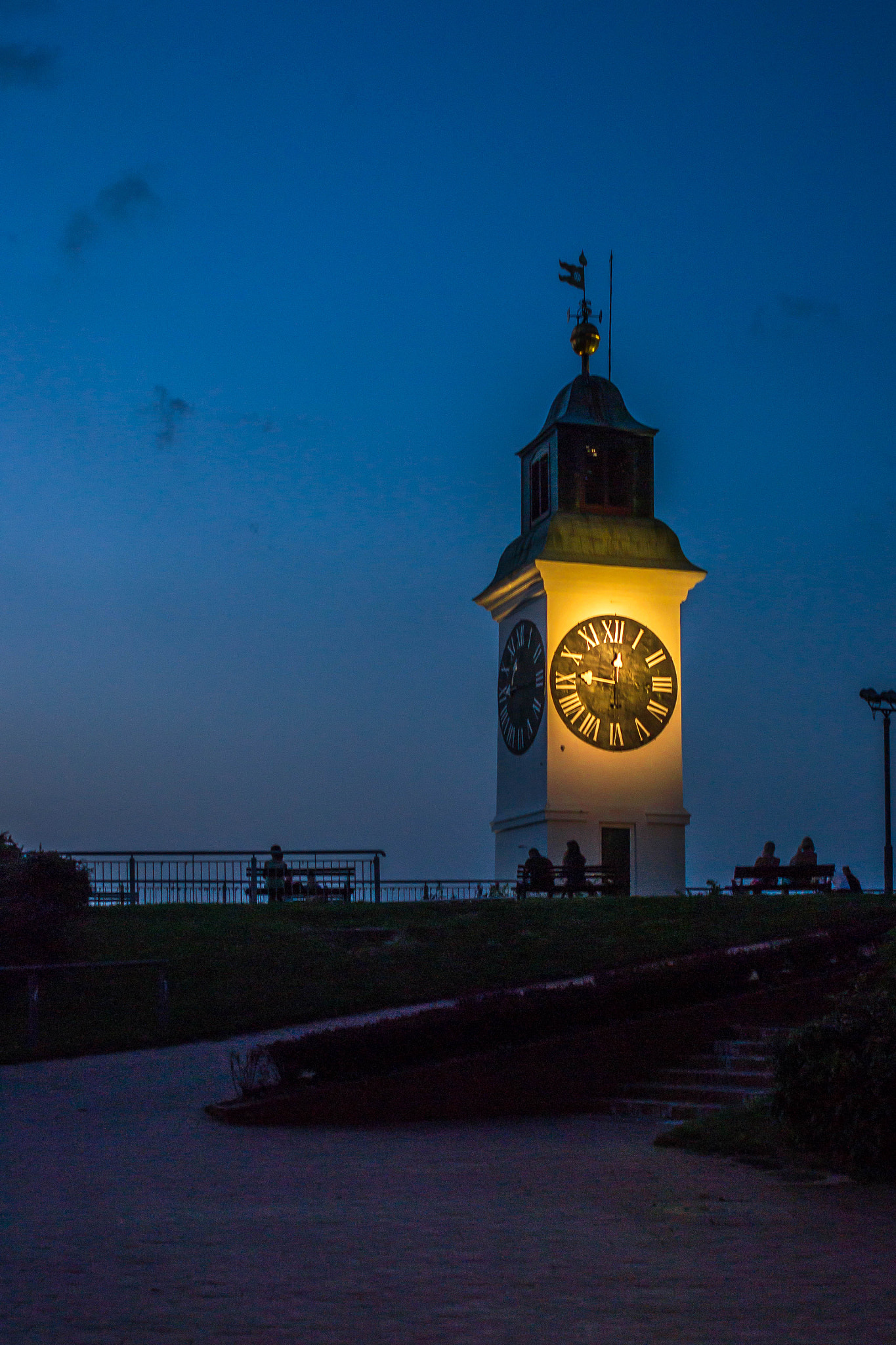 Nikon D3100 + AF Zoom-Nikkor 28-200mm f/3.5-5.6D IF sample photo. Evening photography