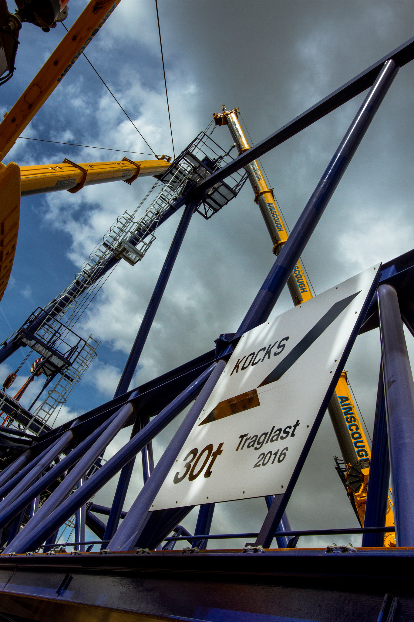 Canon EOS 7D + Sigma 18-35mm f/1.8 DC HSM sample photo. Tilbury- the lift photography