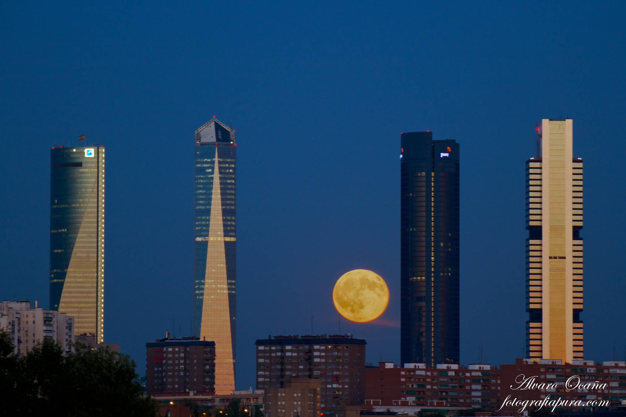 Canon EOS 500D (EOS Rebel T1i / EOS Kiss X3) sample photo. Luna llena madrid towers (4 torres sky line) photography