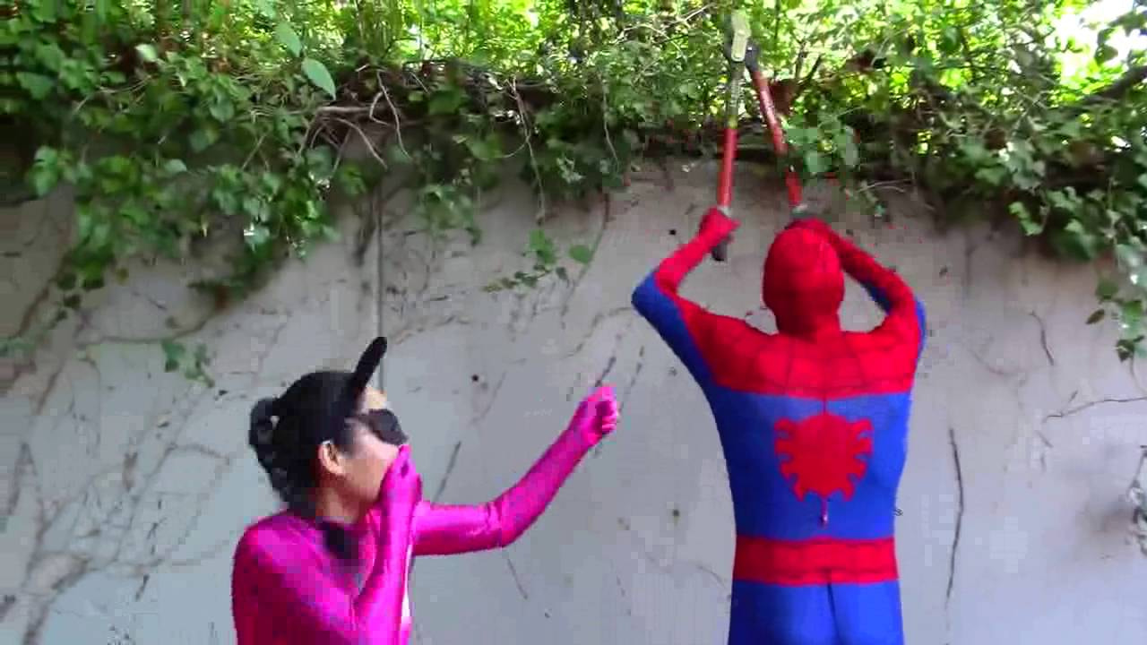 Homem Aranha e Frozen Elsa festa Sorvete Superheroes dançar em uma festa Super Heróis na vida...