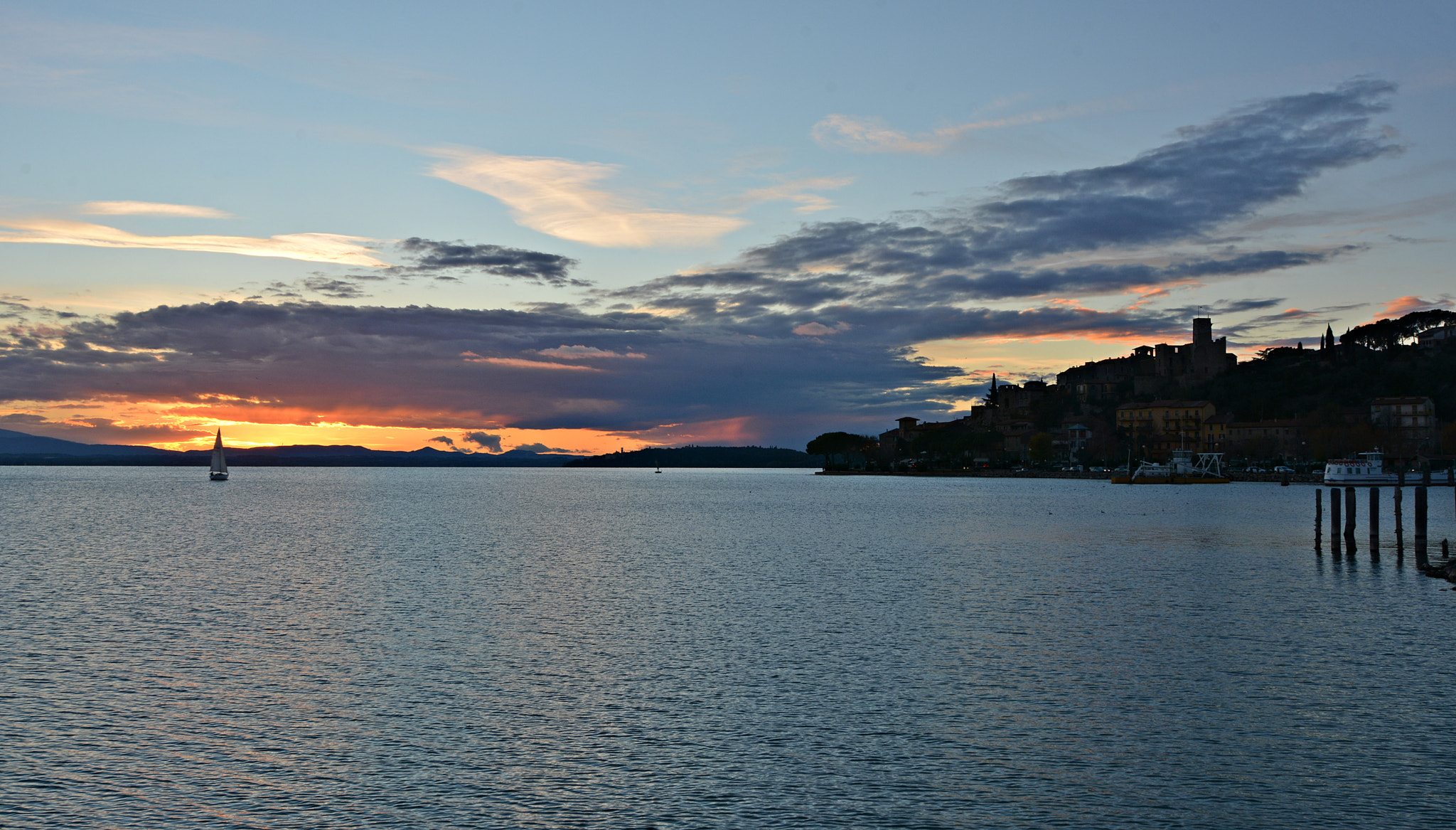 Nikon D7100 + AF Zoom-Nikkor 24-120mm f/3.5-5.6D IF sample photo. Tramonto sul lago trasimeno photography