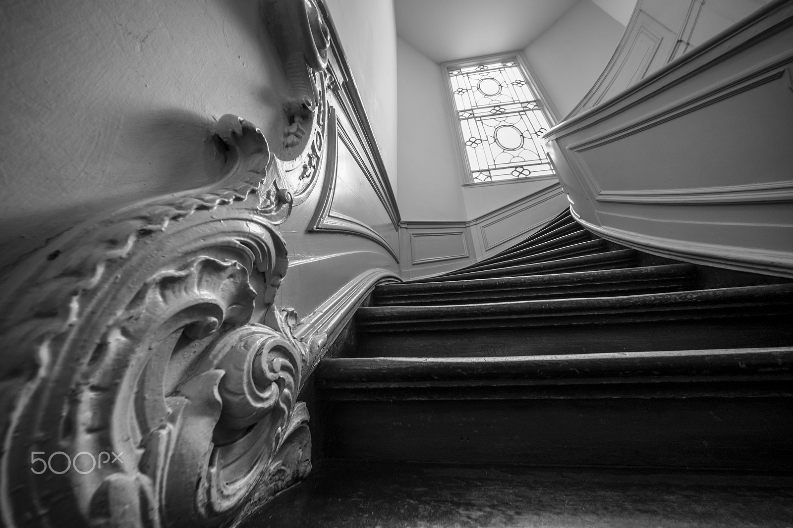 Sony a7 II + Voigtlander HELIAR-HYPER WIDE 10mm F5.6 sample photo. Classic staircase photography