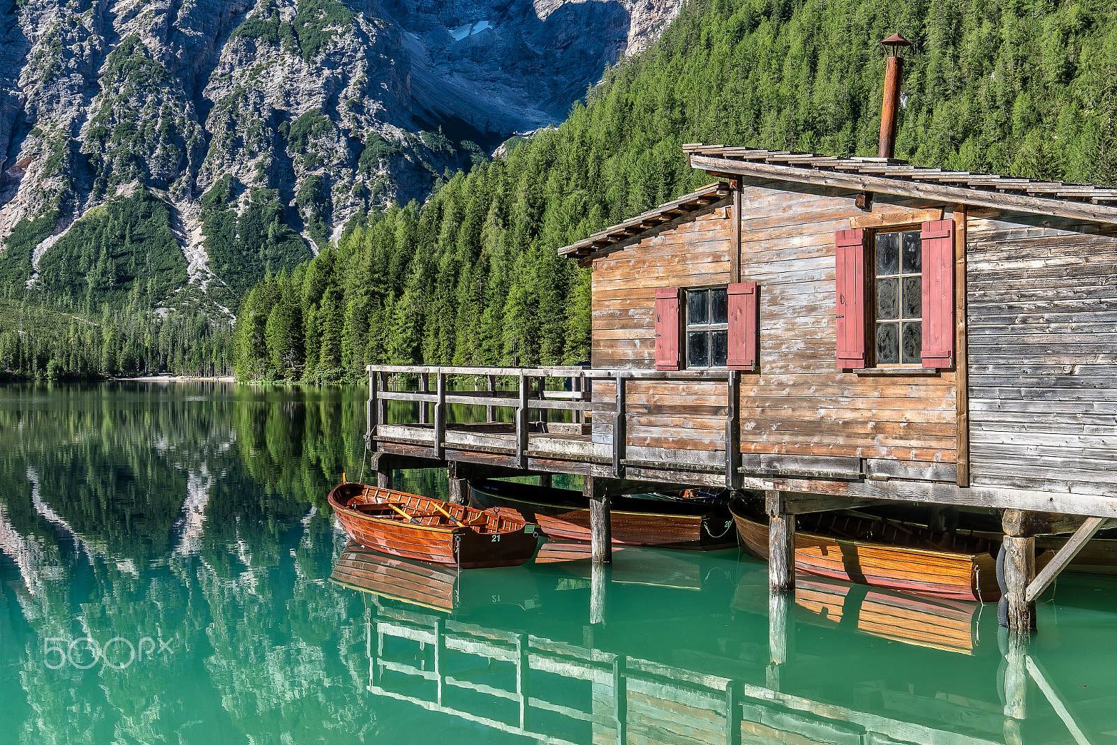 Canon EF 16-35mm F4L IS USM sample photo. Boathouse photography