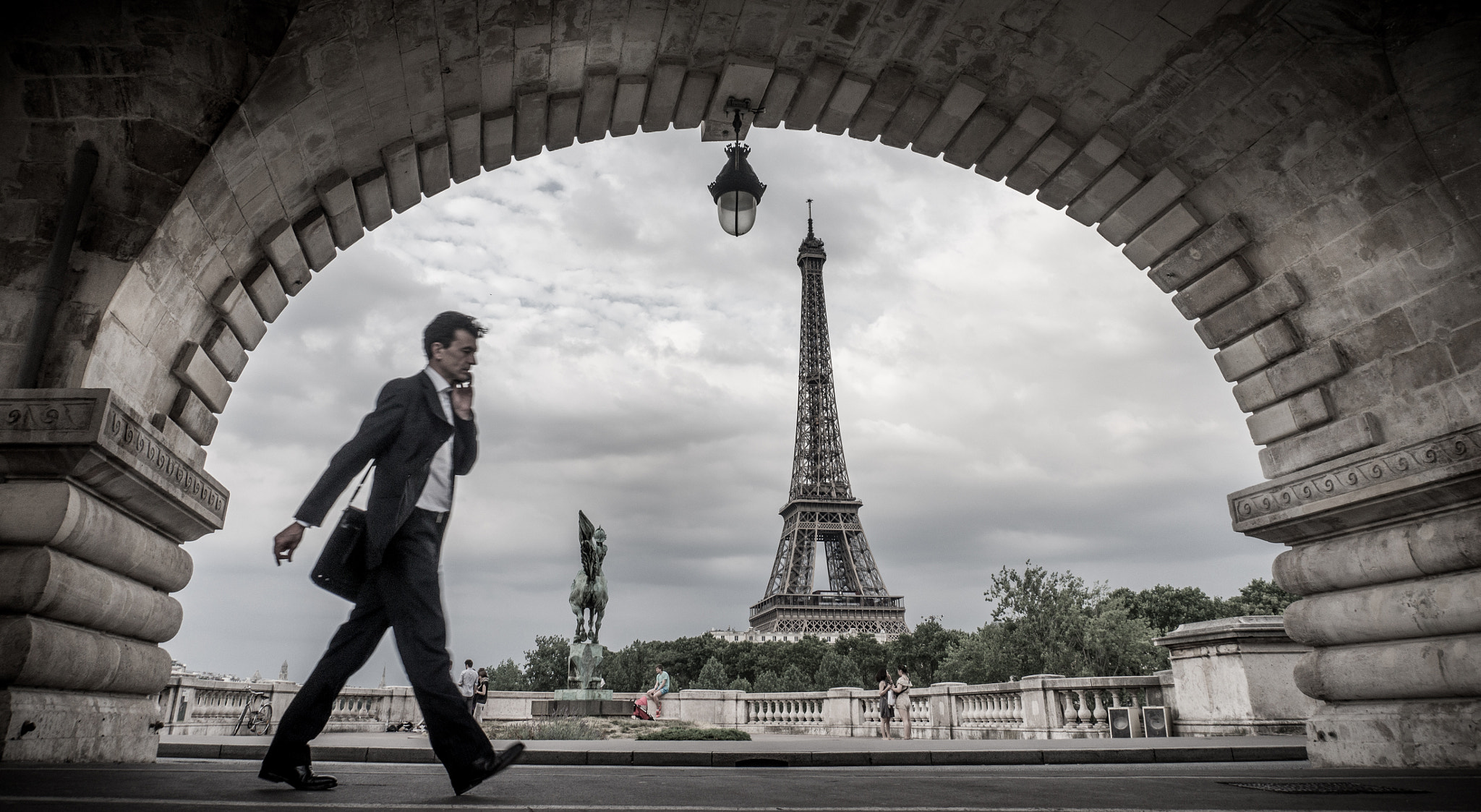 Sony Alpha NEX-F3 sample photo. Paris, why are you in such a hurry photography