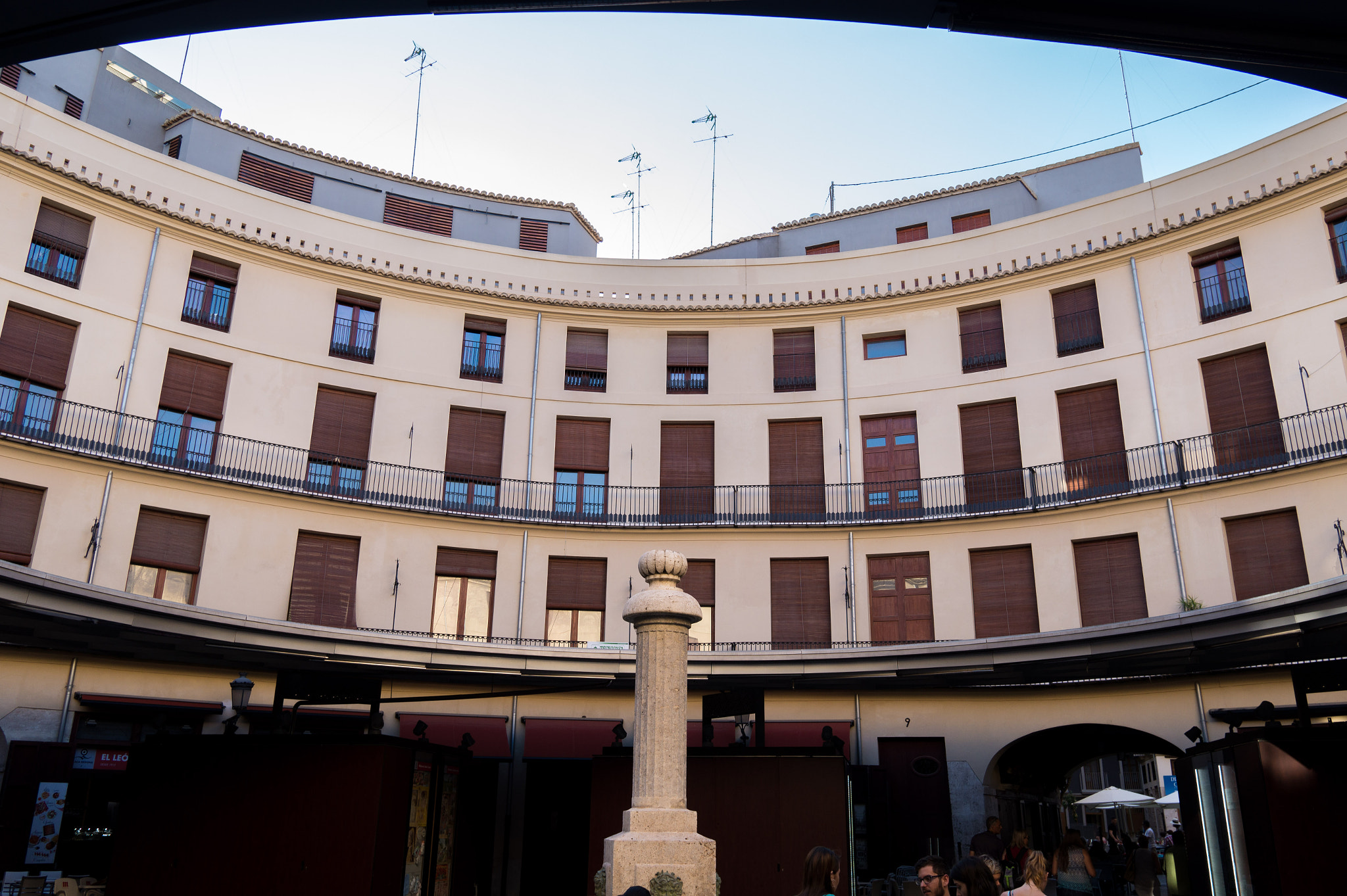 Sony Alpha a5000 (ILCE 5000) + Sigma 19mm F2.8 EX DN sample photo. Round square photography