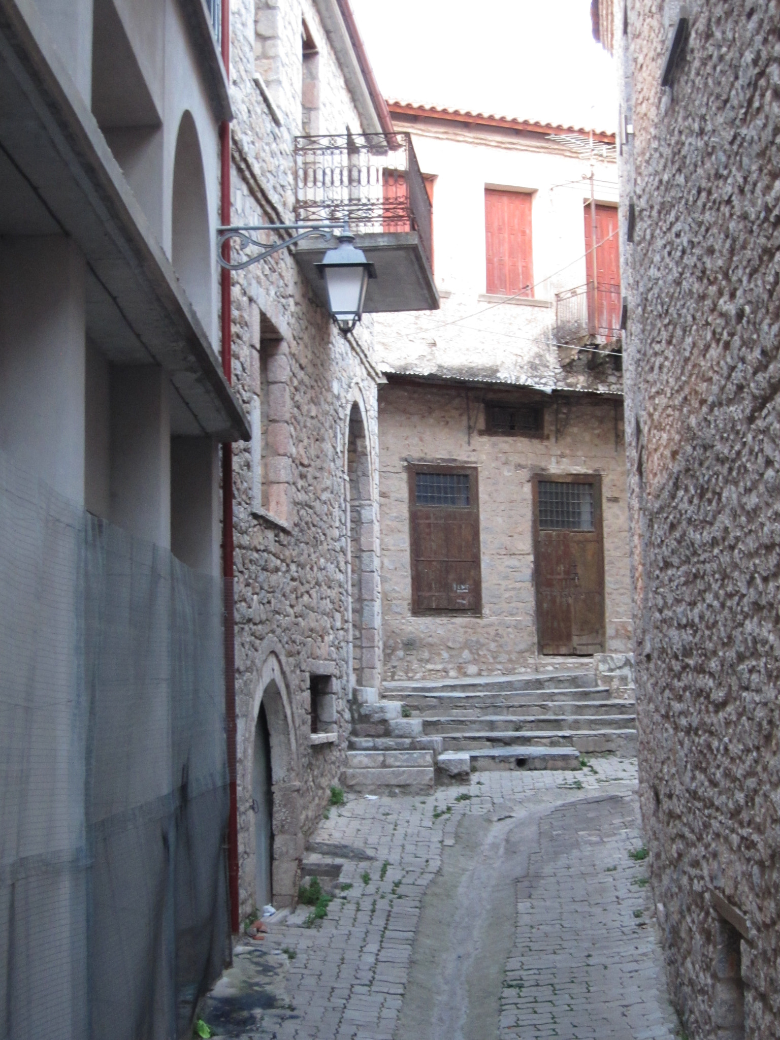 Canon PowerShot SD4000 IS (IXUS 300 HS / IXY 30S) sample photo. Alley in arachova photography