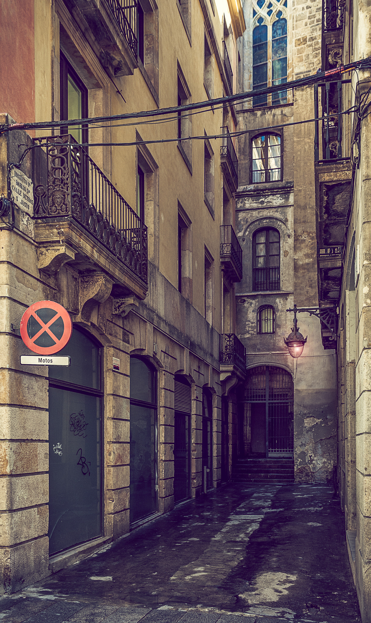 Nikon D300 sample photo. Alley. barcelona, spain. photography
