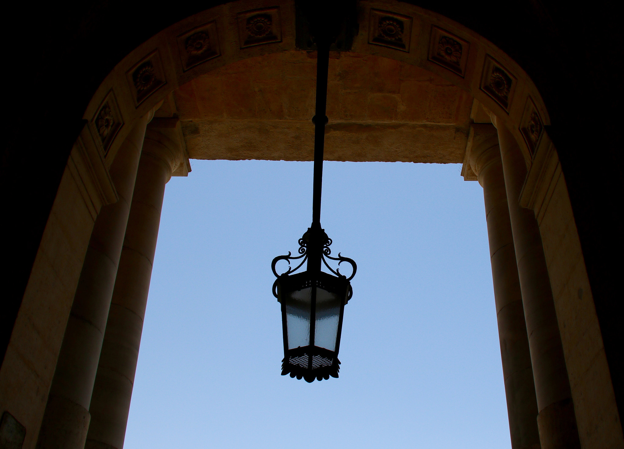 Canon EF-S 18-200mm F3.5-5.6 IS sample photo. Porch way in valletta photography
