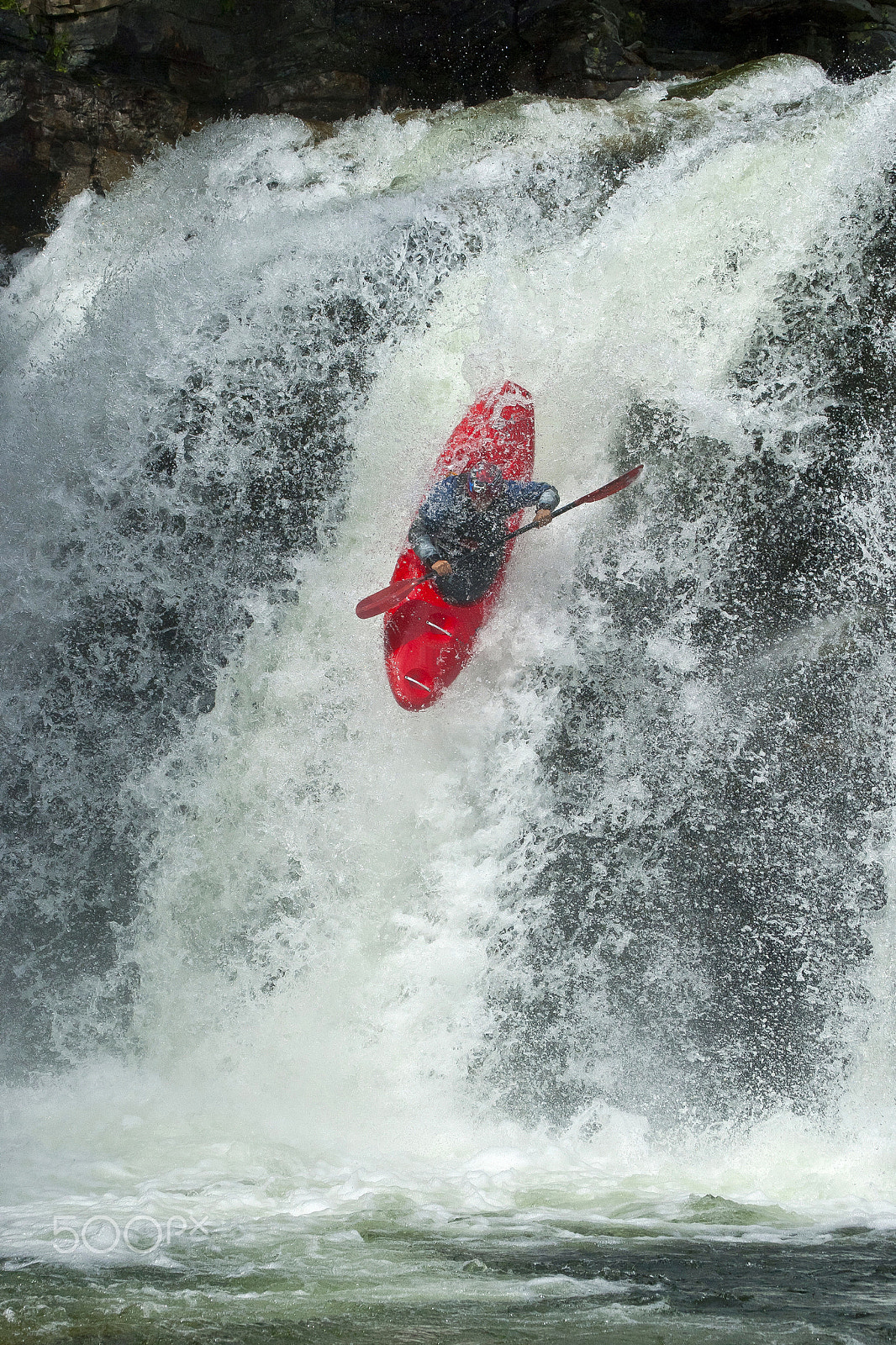 Canon EOS-1D Mark III + Canon EF 100-400mm F4.5-5.6L IS USM sample photo. Kayaker in the waterfall photography