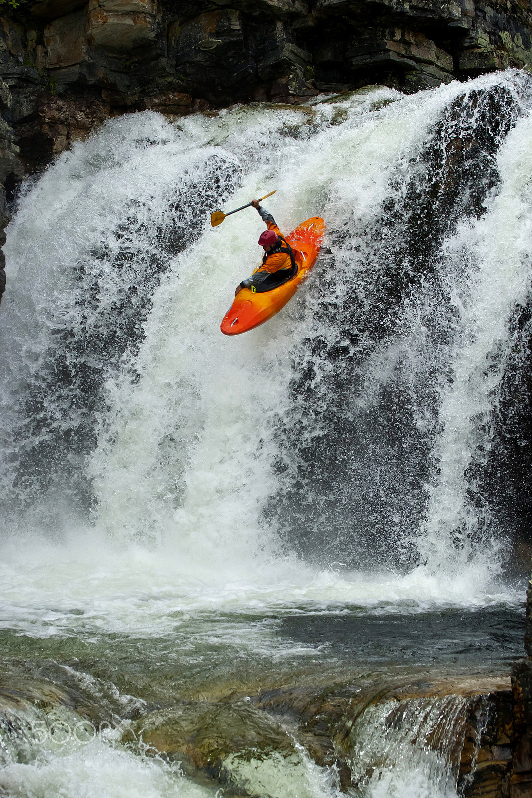 Canon EF 100-400mm F4.5-5.6L IS USM sample photo. Kayaker in the waterfall photography