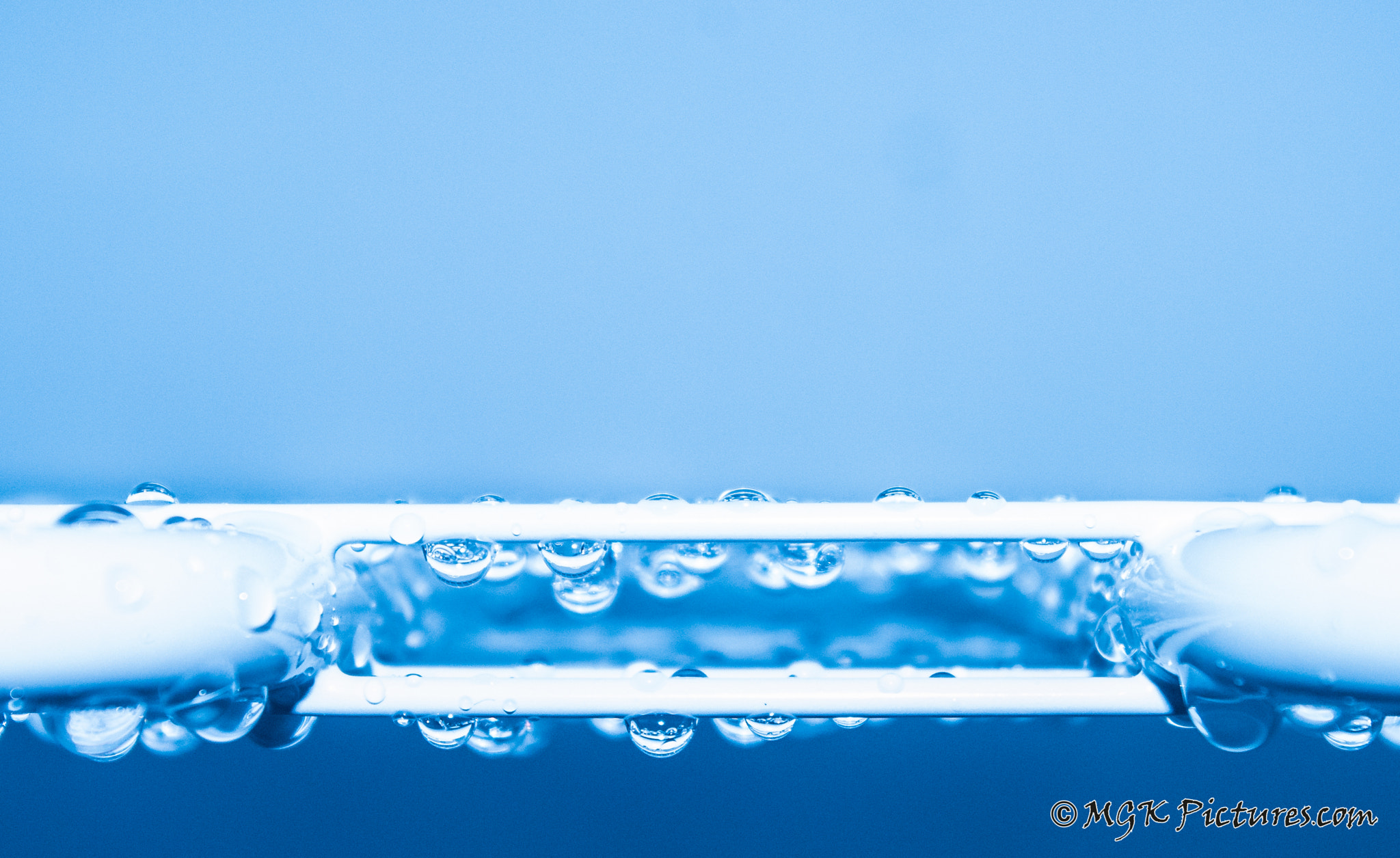 Pentax smc DA 18-55mm F3.5-5.6 AL WR sample photo. Blue droplets photography