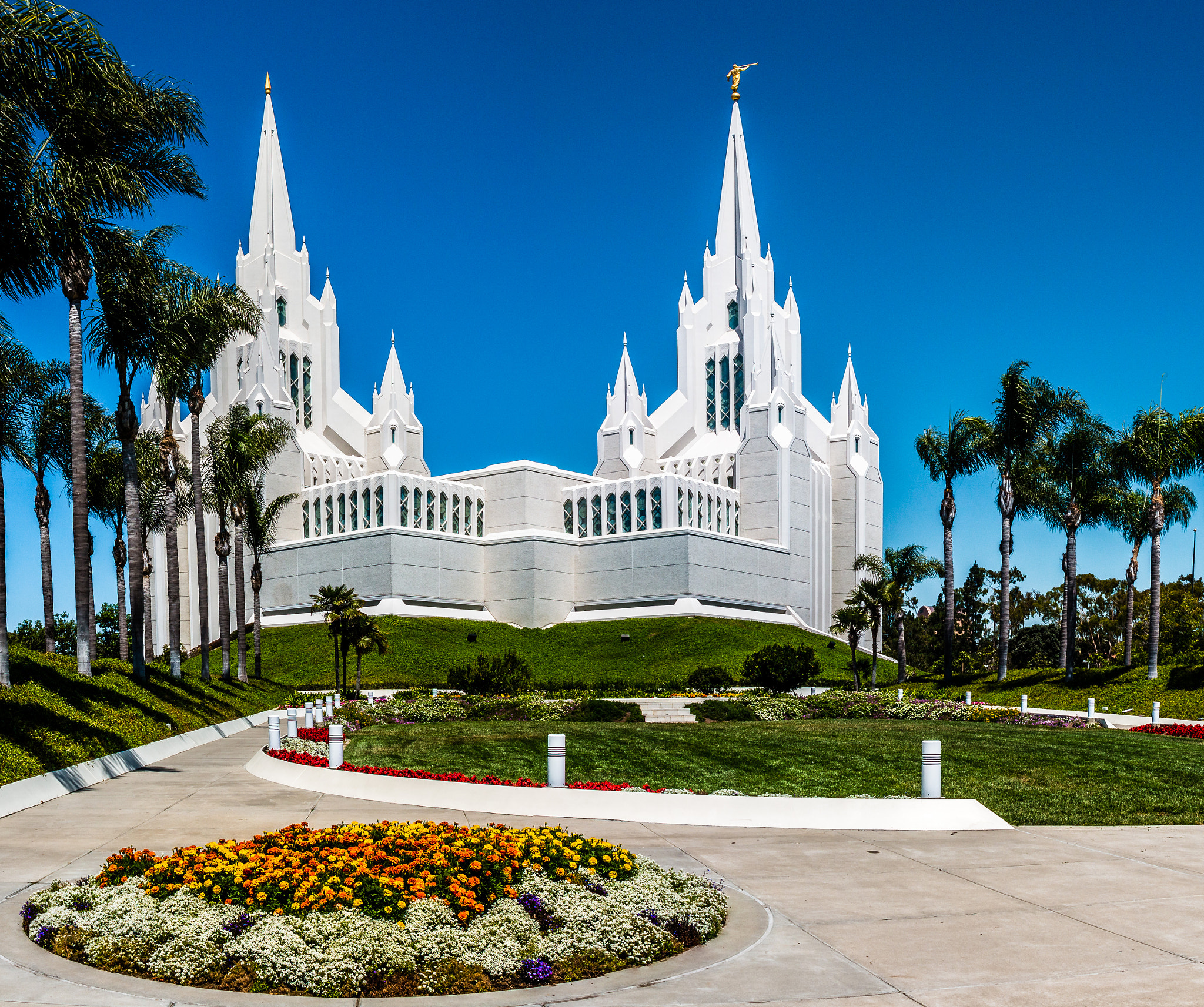 Canon EOS 70D + Canon EF 20mm F2.8 USM sample photo. San diego temple photography