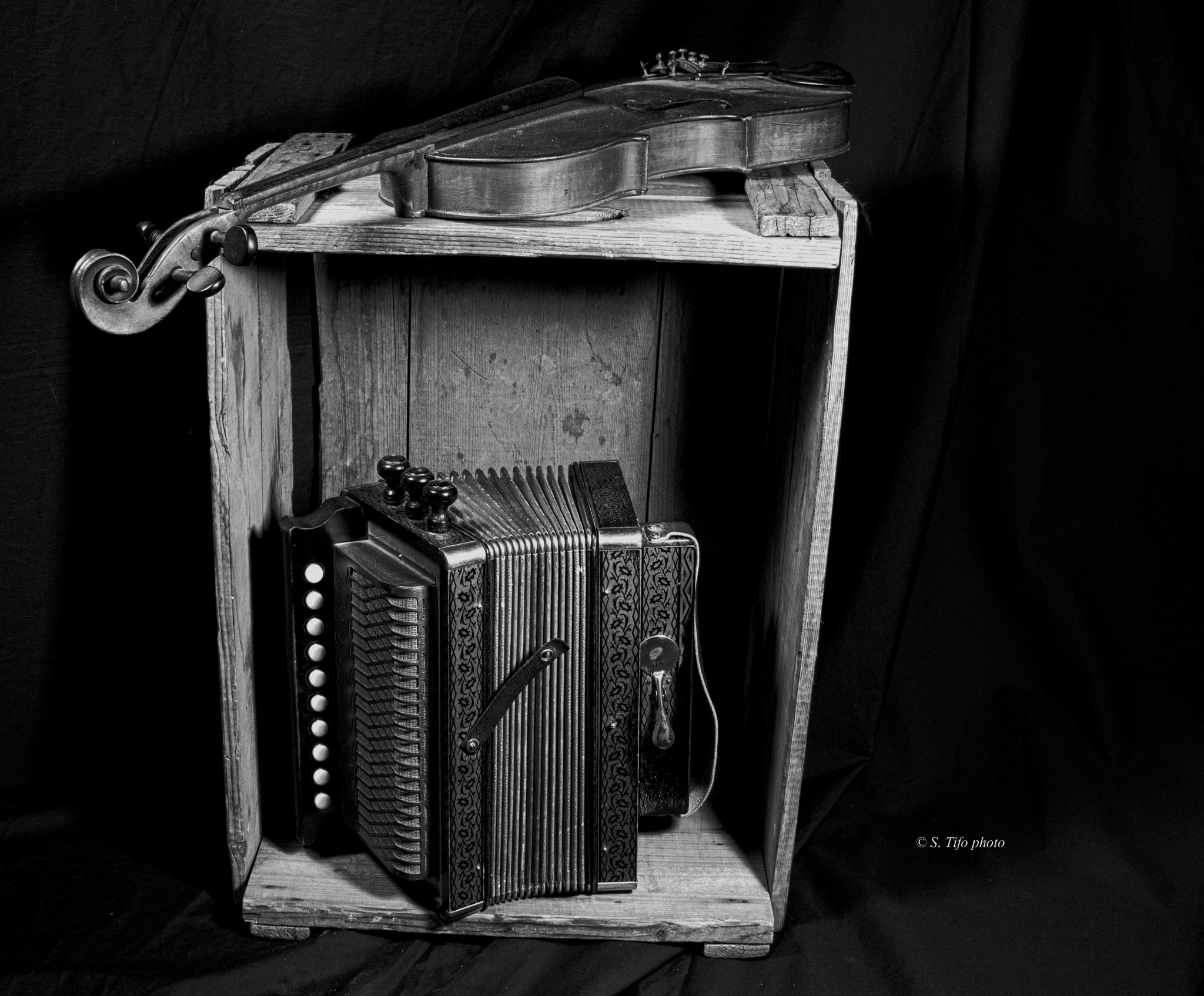 Canon EF-S 18-200mm F3.5-5.6 IS sample photo. Musical box .. photography