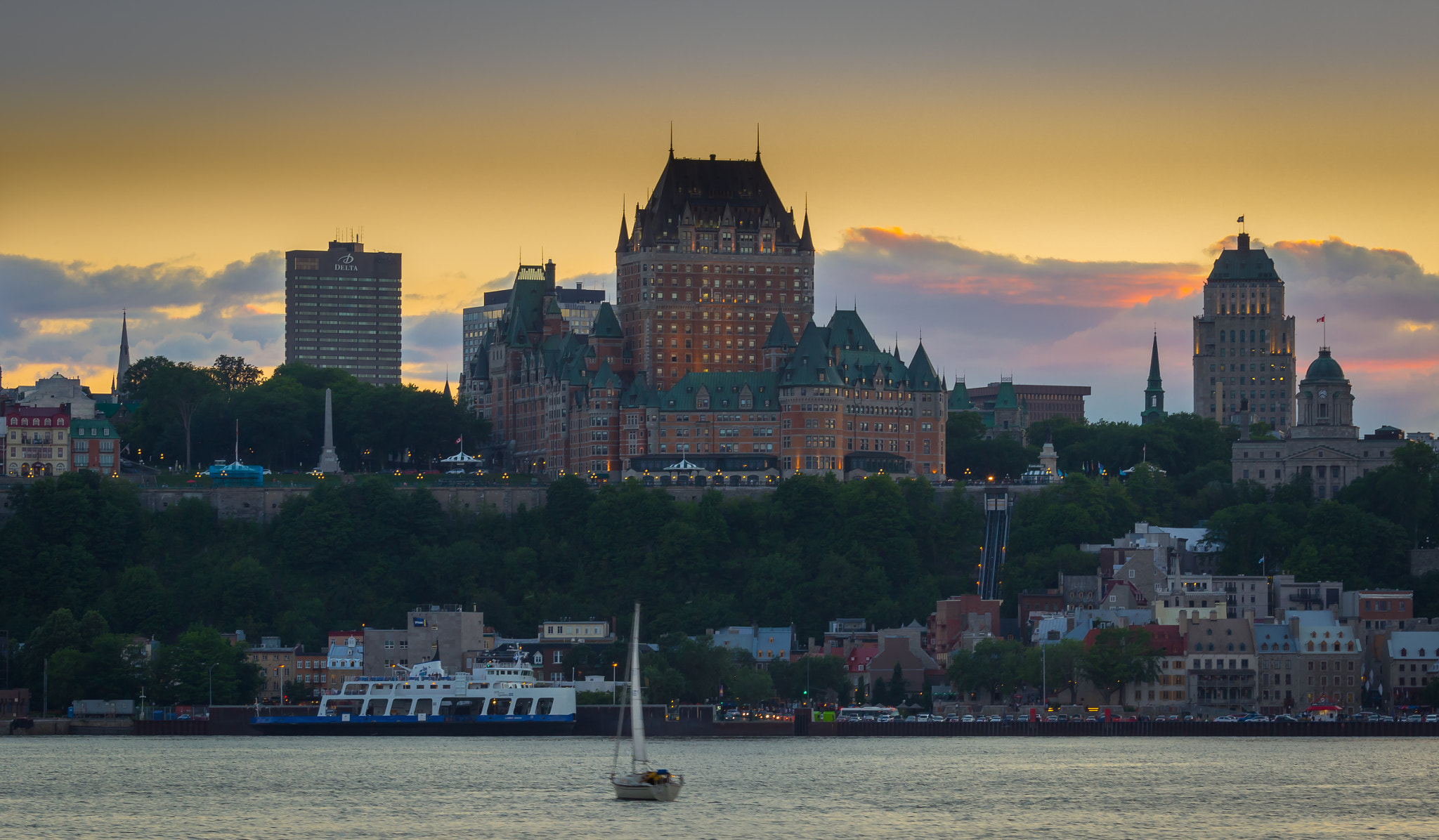 Canon EOS 600D (Rebel EOS T3i / EOS Kiss X5) + Canon EF 70-200mm F4L IS USM sample photo. Quebec city at sunset photography