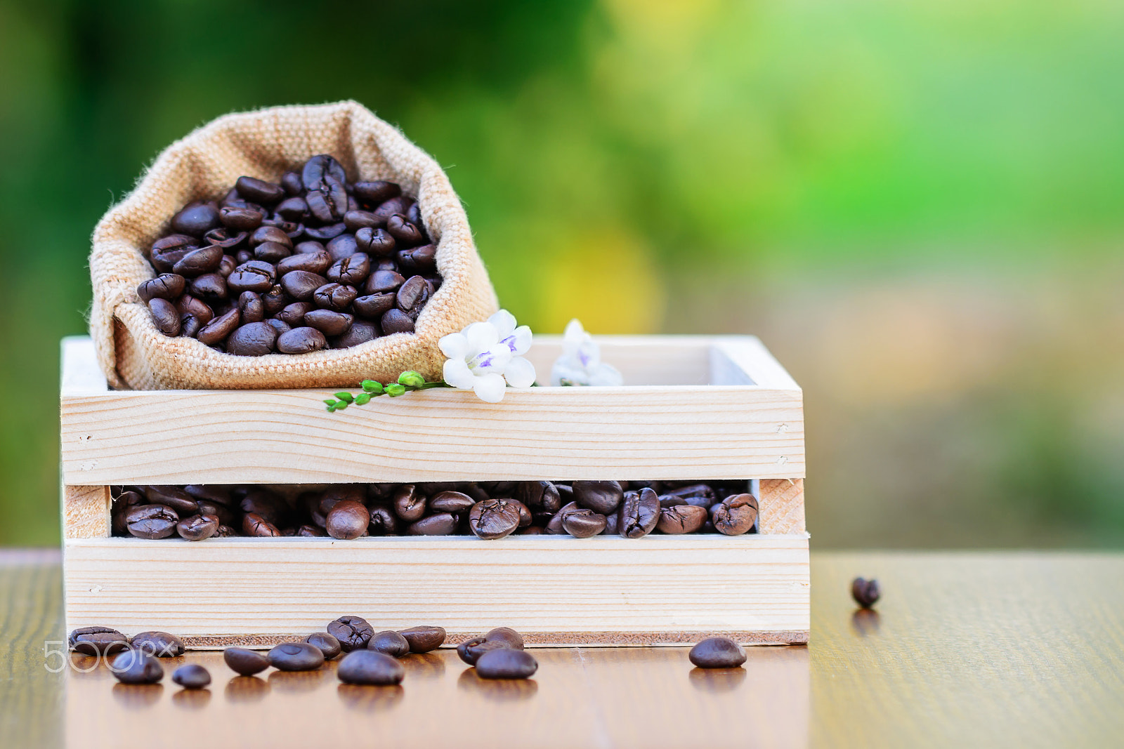 Nikon D5200 + Tamron SP 90mm F2.8 Di VC USD 1:1 Macro (F004) sample photo. Coffee in wooden box with green blurred background photography