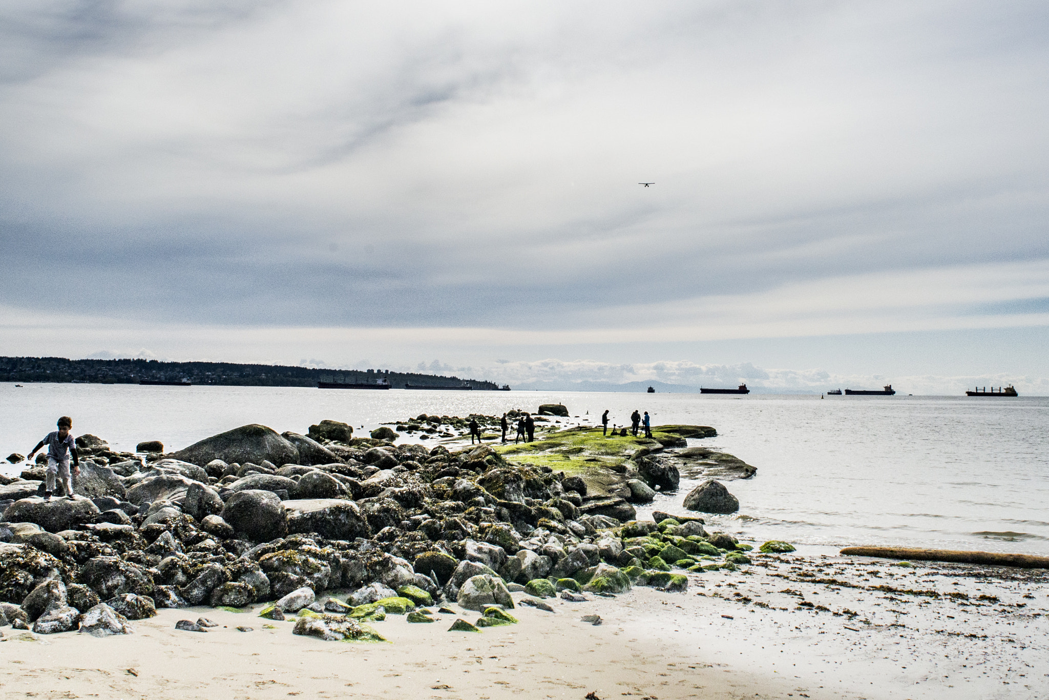 Nikon D600 + Nikon AF Nikkor 20mm F2.8D sample photo. Out on the rocks at third beach photography