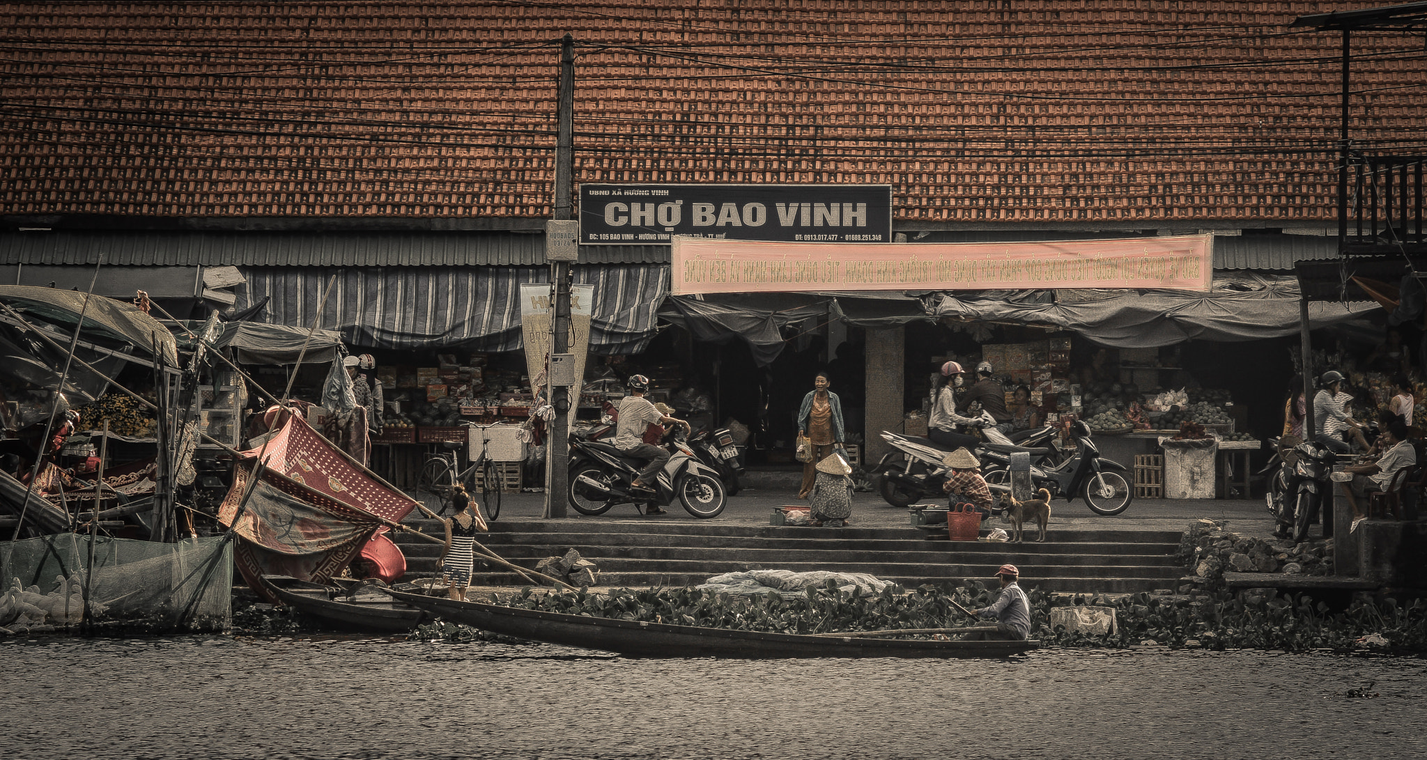 Nikon D3200 + AF Zoom-Nikkor 70-210mm f/4 sample photo. Bao vinh market photography