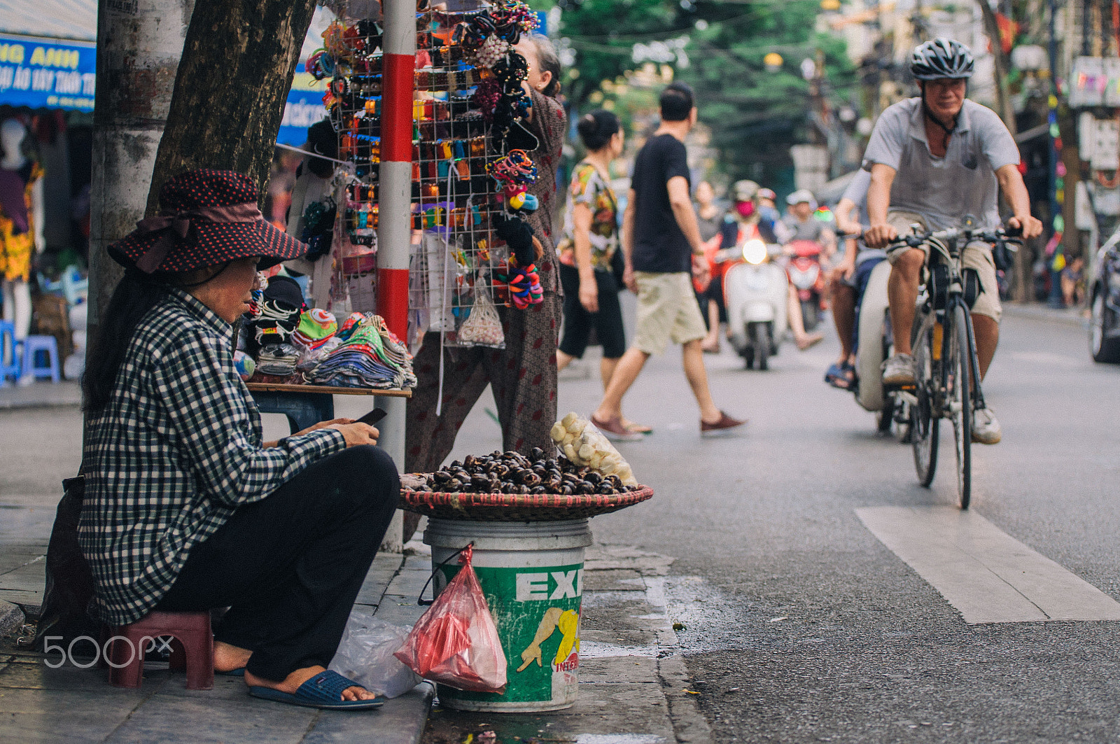 Nikon AF-S Nikkor 70-200mm F2.8G ED VR II sample photo. Street vendor in hanoi old town photography