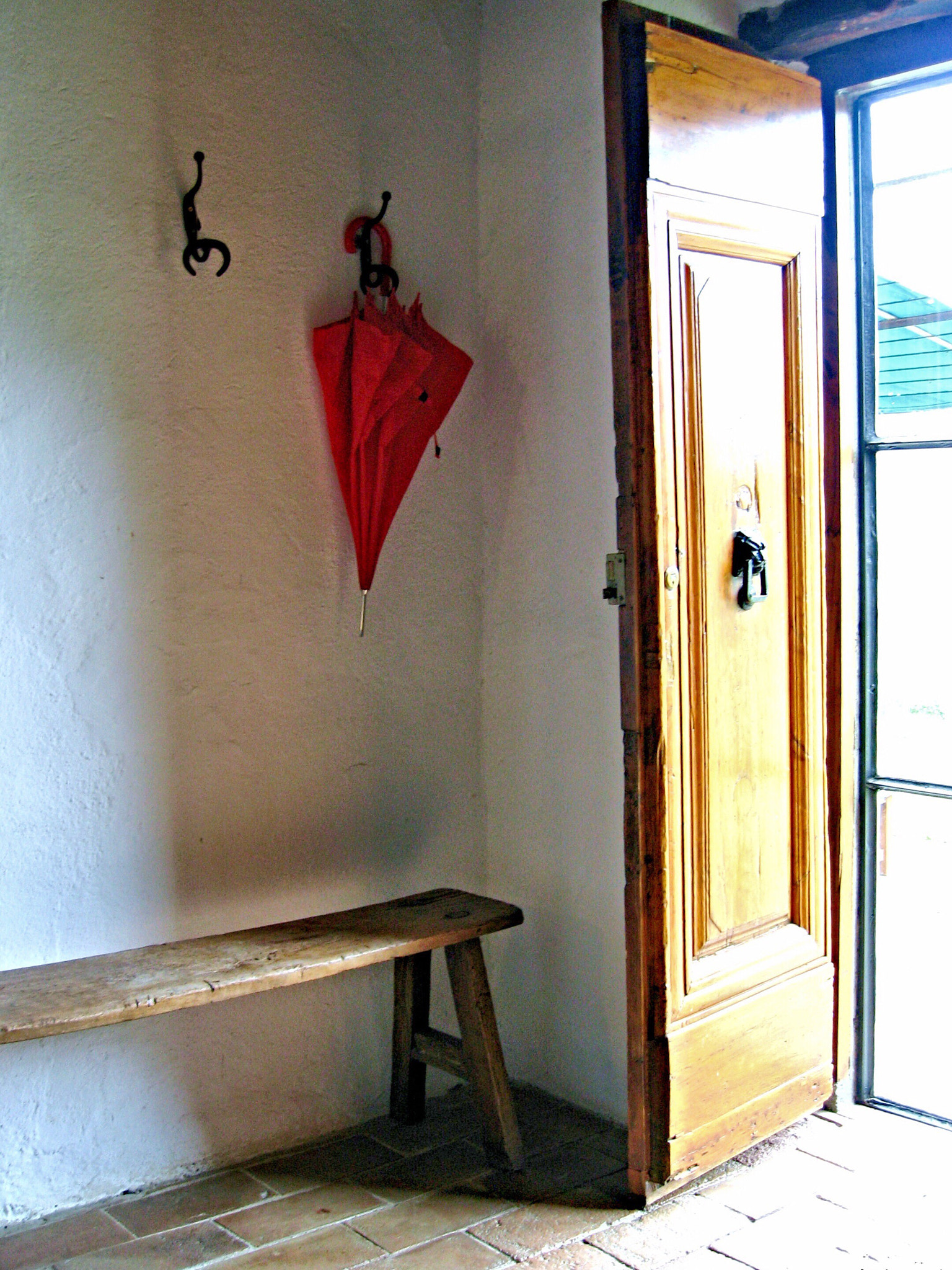 Canon POWERSHOT SD550 sample photo. Red umbrella on the wall, italy photography