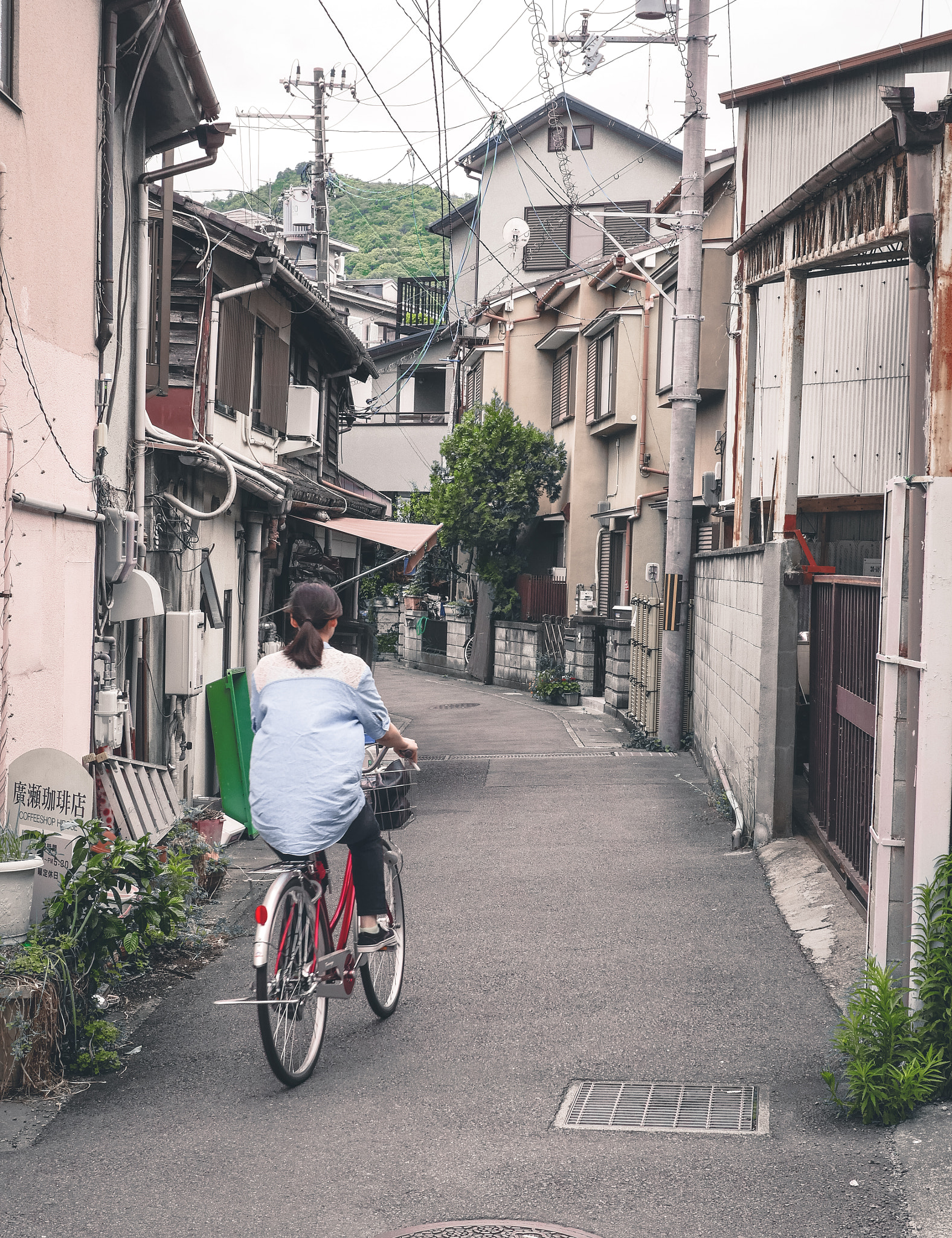 Panasonic Lumix DMC-GX8 + Panasonic Leica DG Summilux 25mm F1.4 II ASPH sample photo. Going home photography