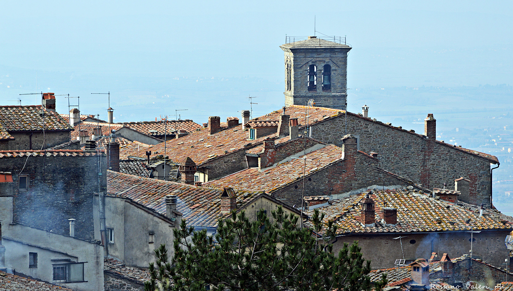 AF Zoom-Nikkor 24-120mm f/3.5-5.6D IF sample photo. I tetti di cortona (ar) photography