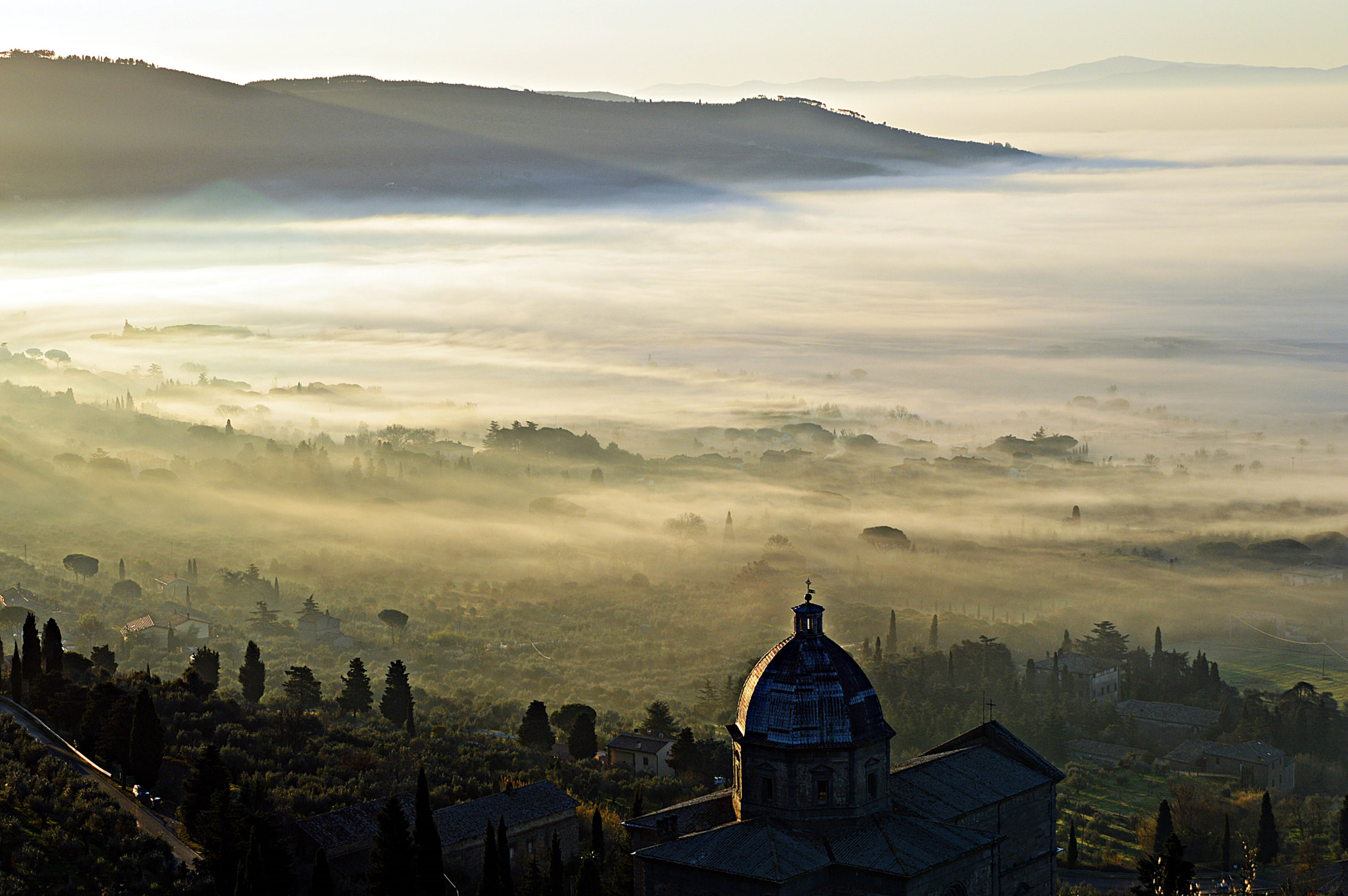 AF Zoom-Nikkor 24-120mm f/3.5-5.6D IF sample photo. La val di chiana sotto la nebbia photography