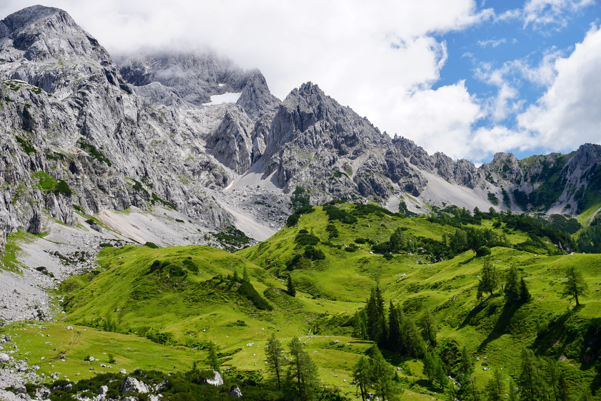 Sony a6300 + Sony E 18-50mm F4-5.6 sample photo. Wildldgerspitz in wolken photography