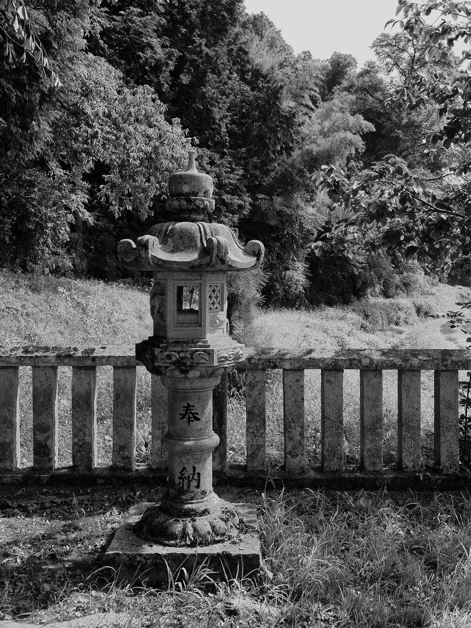 Olympus M.Zuiko Digital ED 12-40mm F2.8 Pro sample photo. Stone lantern and wall photography