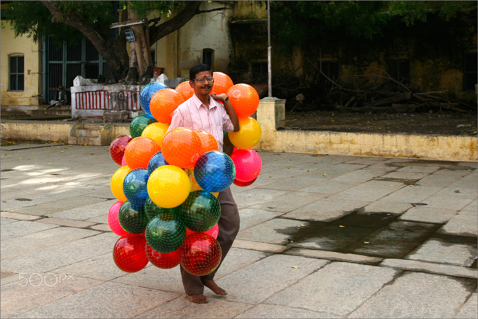 Canon EOS 30D + Canon EF 24-105mm F4L IS USM sample photo. Man with baloons photography