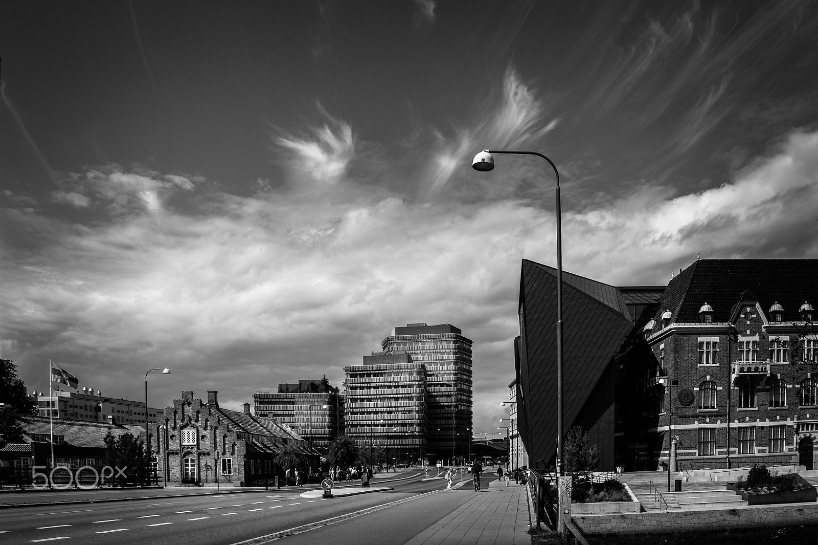Samsung NX11 sample photo. Sunny side of the street photography