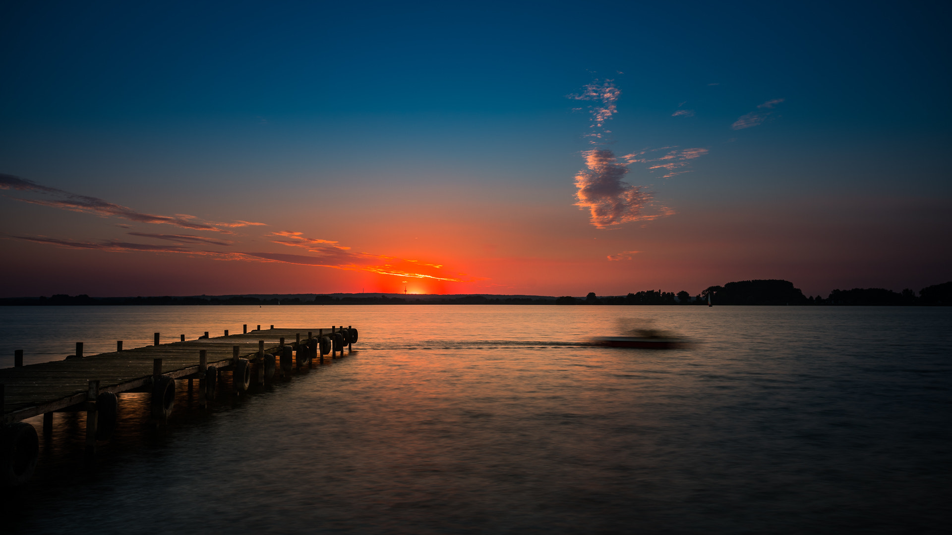 Canon EF 16-35mm F4L IS USM sample photo. Ghost on the lake photography